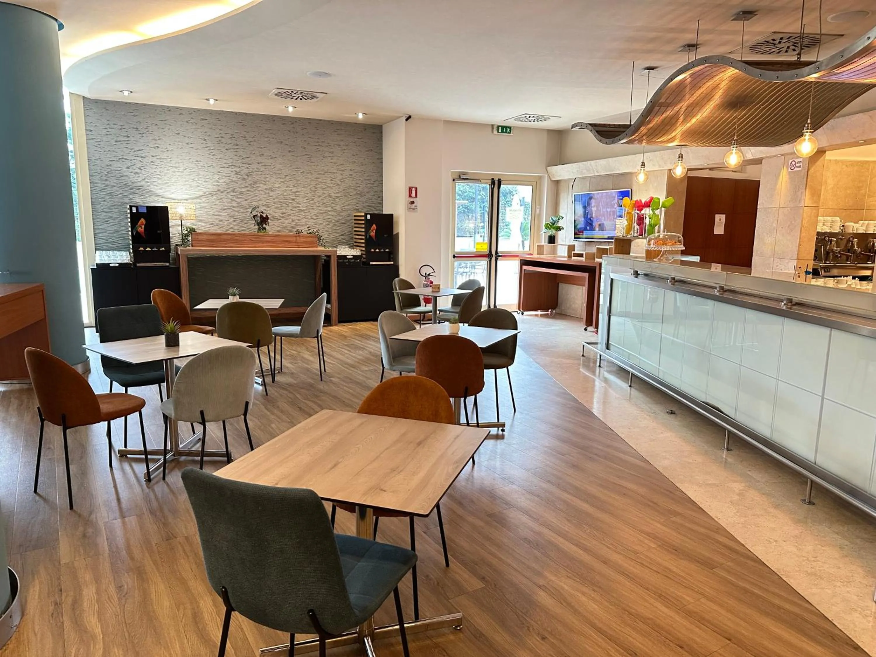 Lounge or bar in Novotel Roma Est