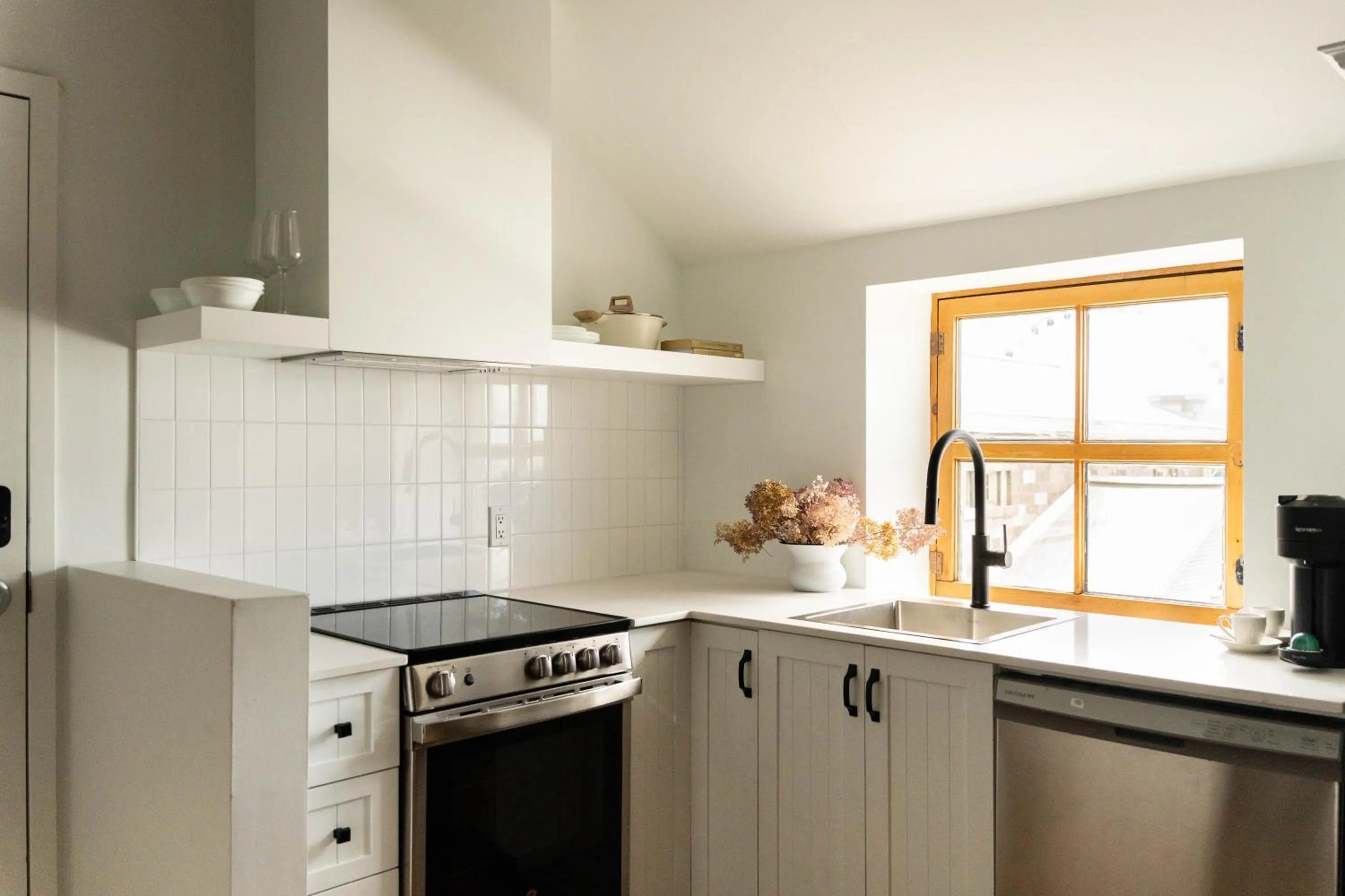 Coffee/tea facilities in Maison Rasco by Luxury In Transit