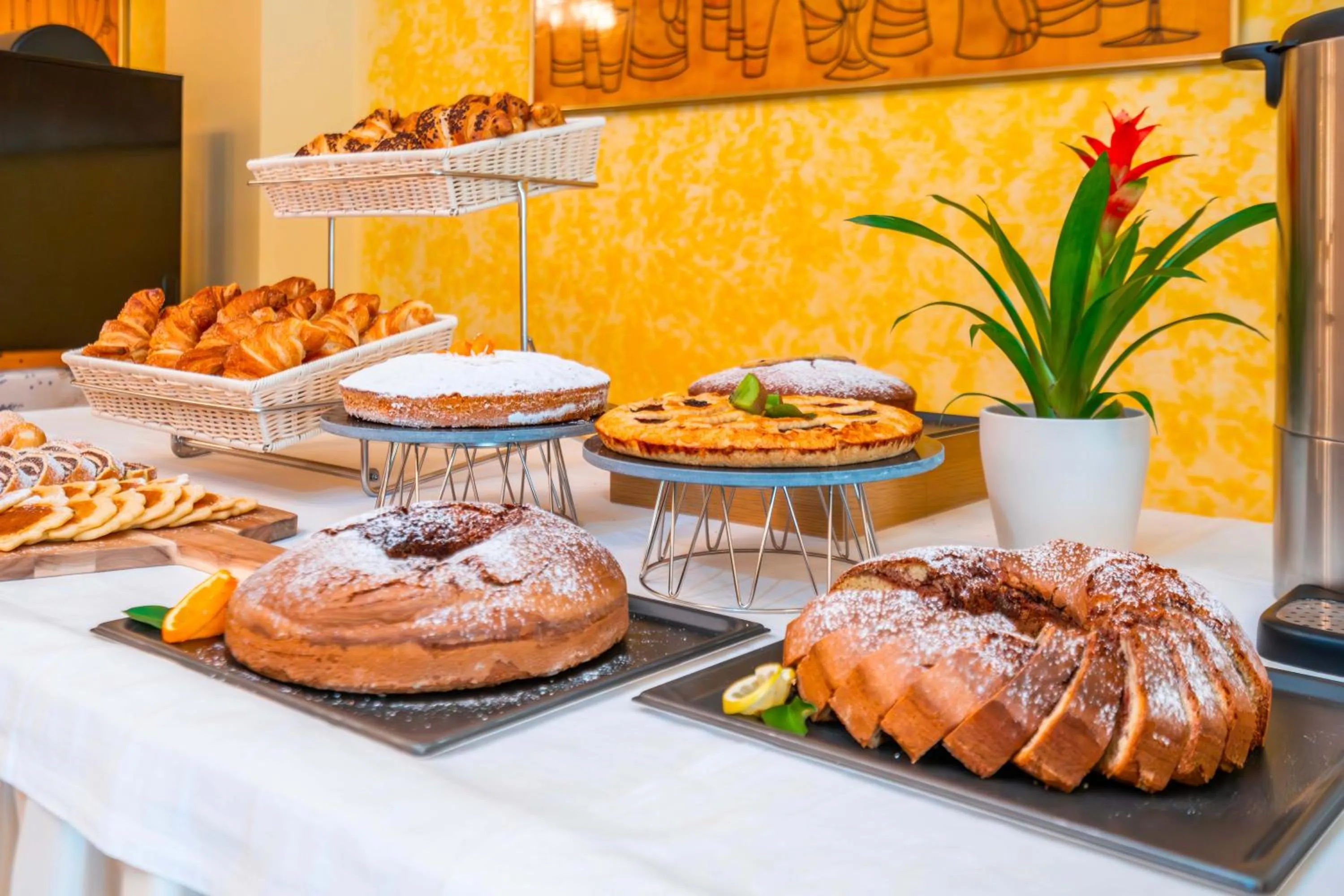 Breakfast in Hotel Tiffany's