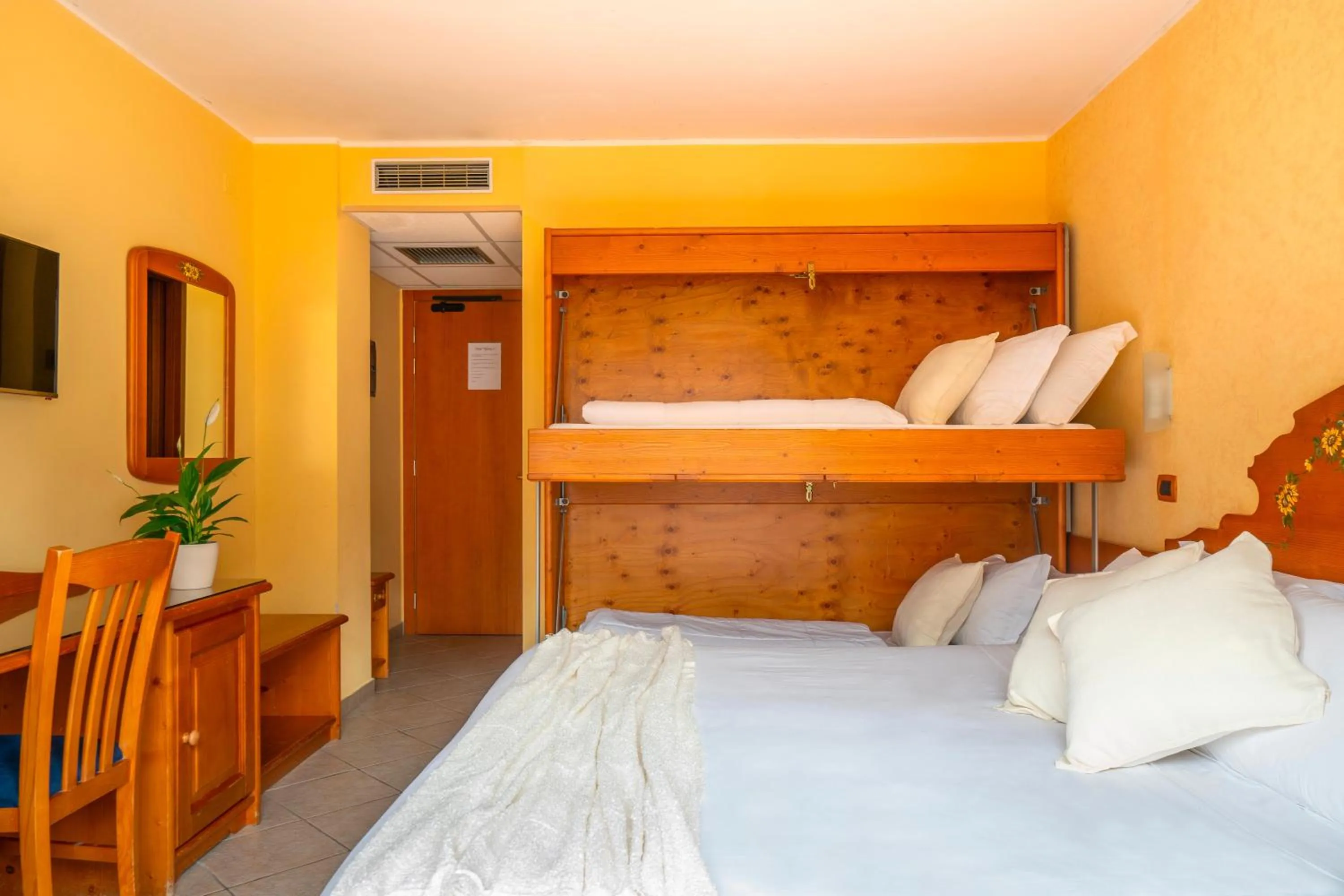 Photo of the whole room, Bed in Hotel Tiffany's