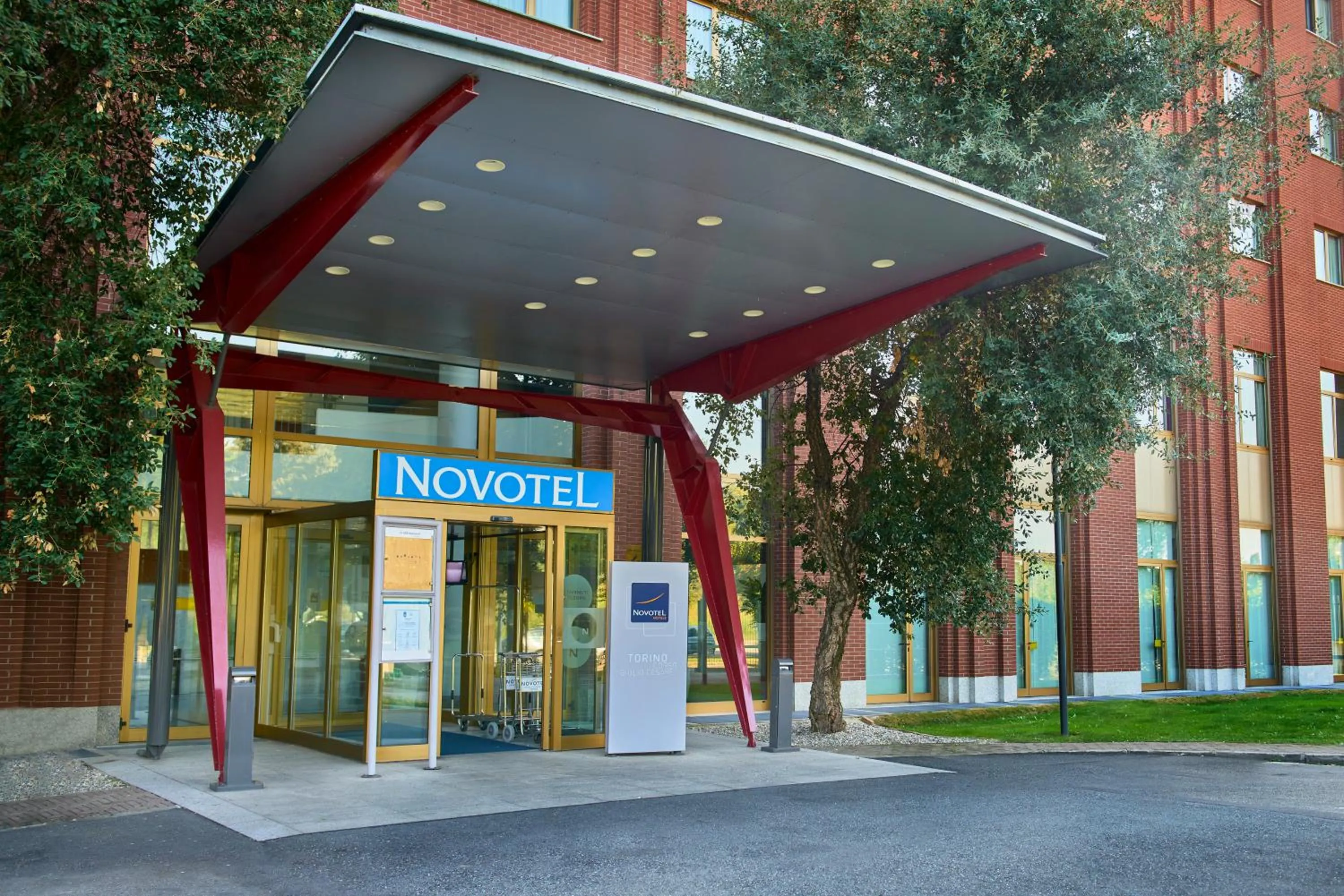 Facade/entrance in Novotel Torino Corso Giulio Cesare