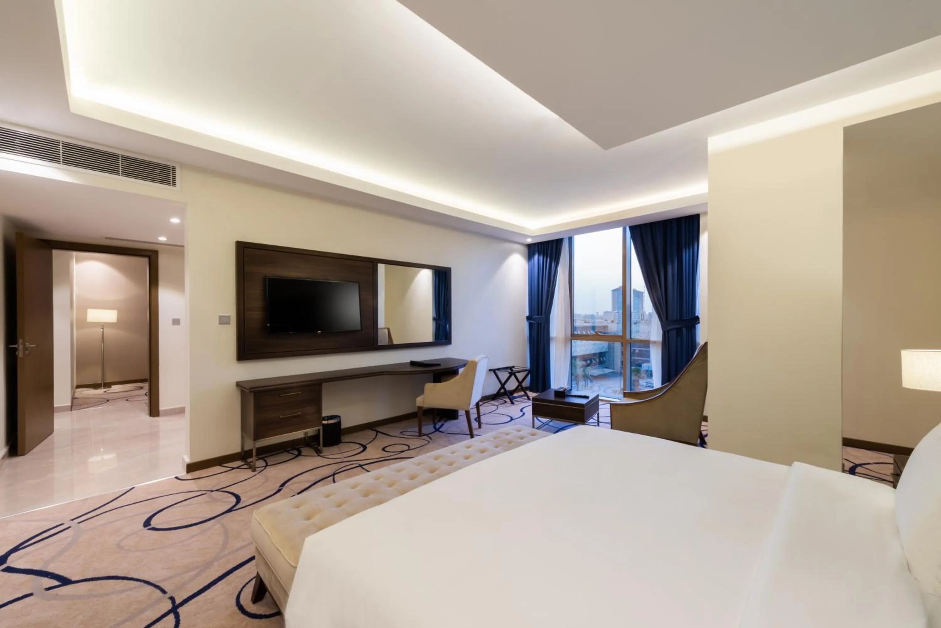 Photo of the whole room, Bed in Warwick Riyadh Al Wezarat