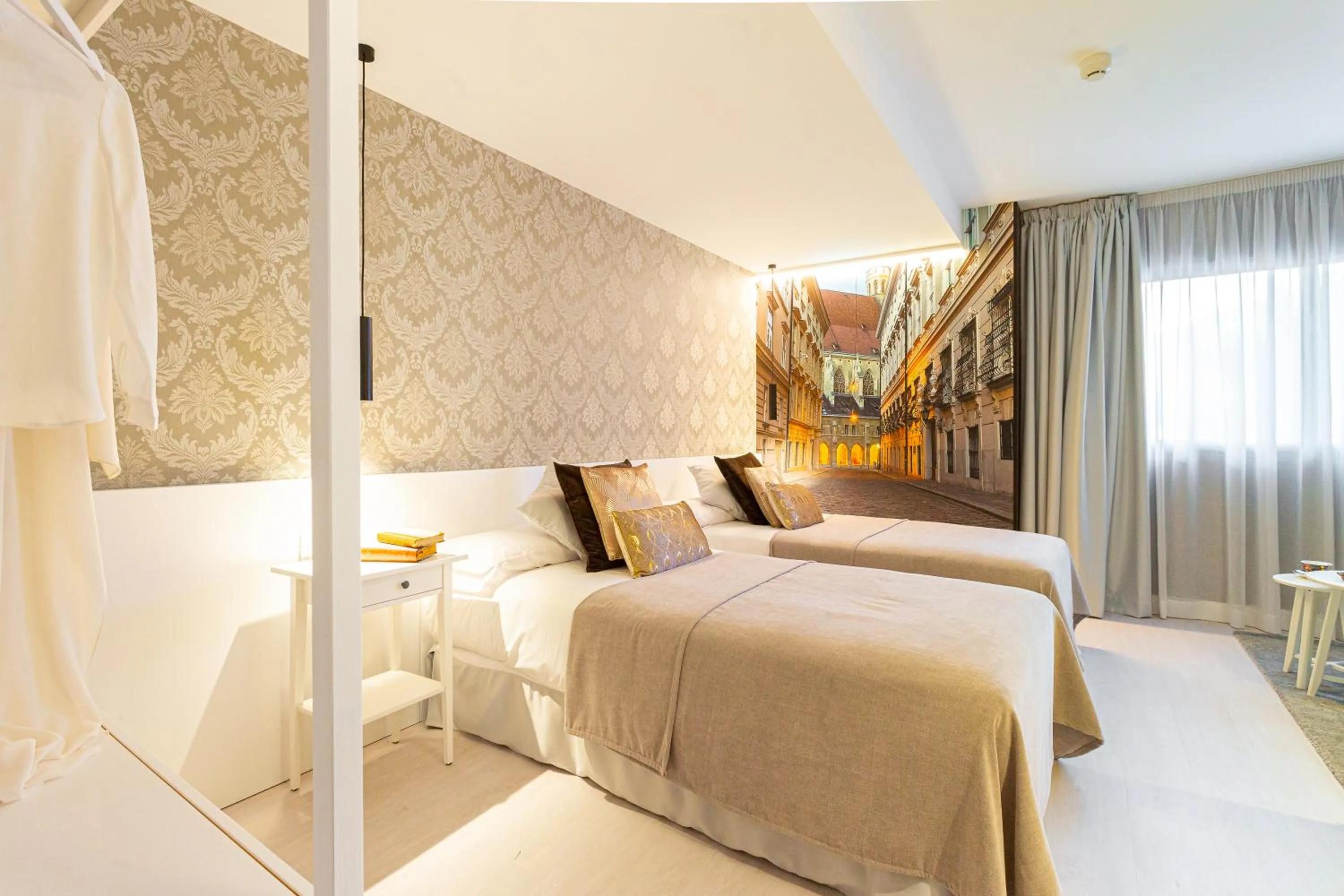 Deluxe Twin Room in Fly Rooms Madrid Airport