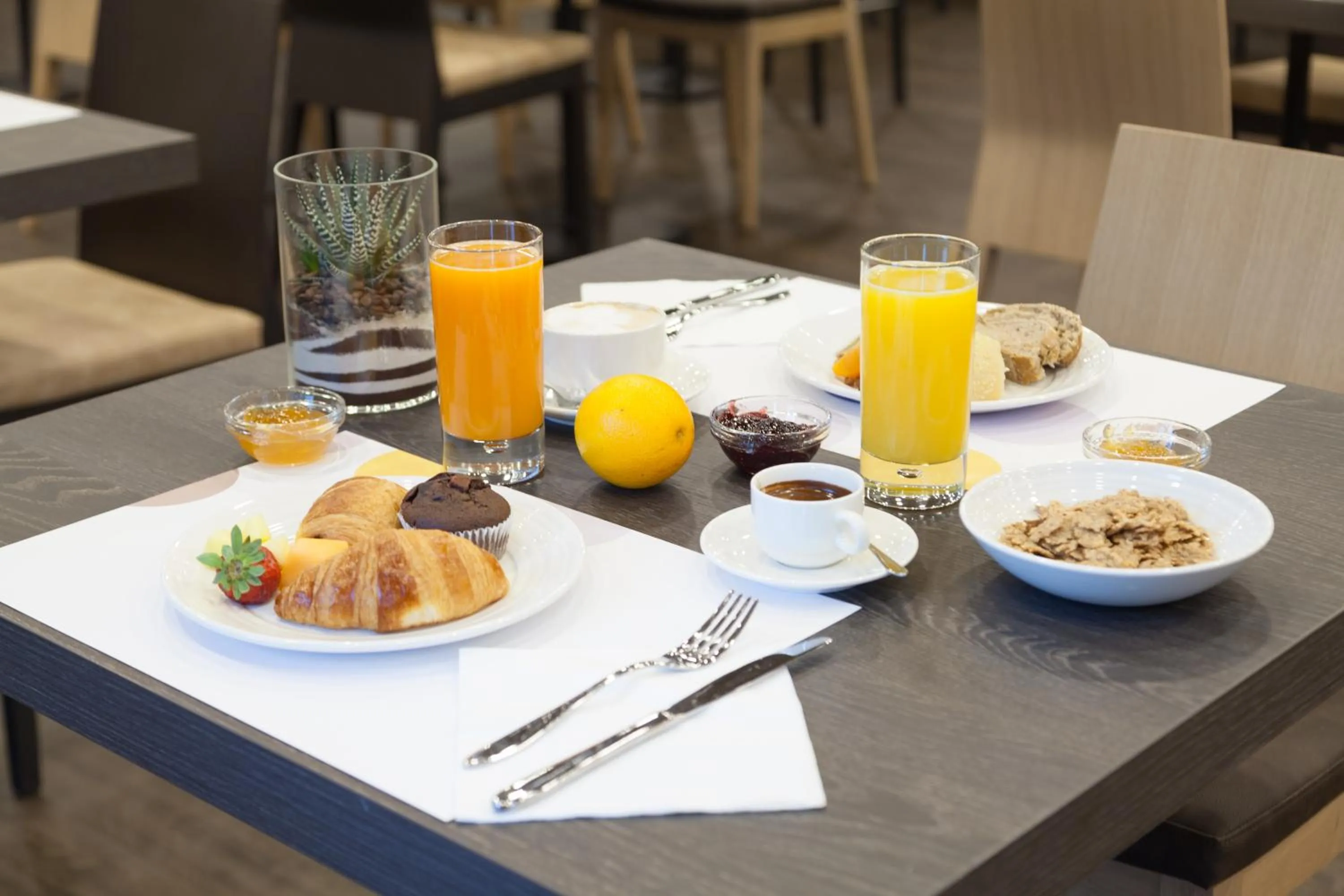 Buffet breakfast in Novotel Brescia Due