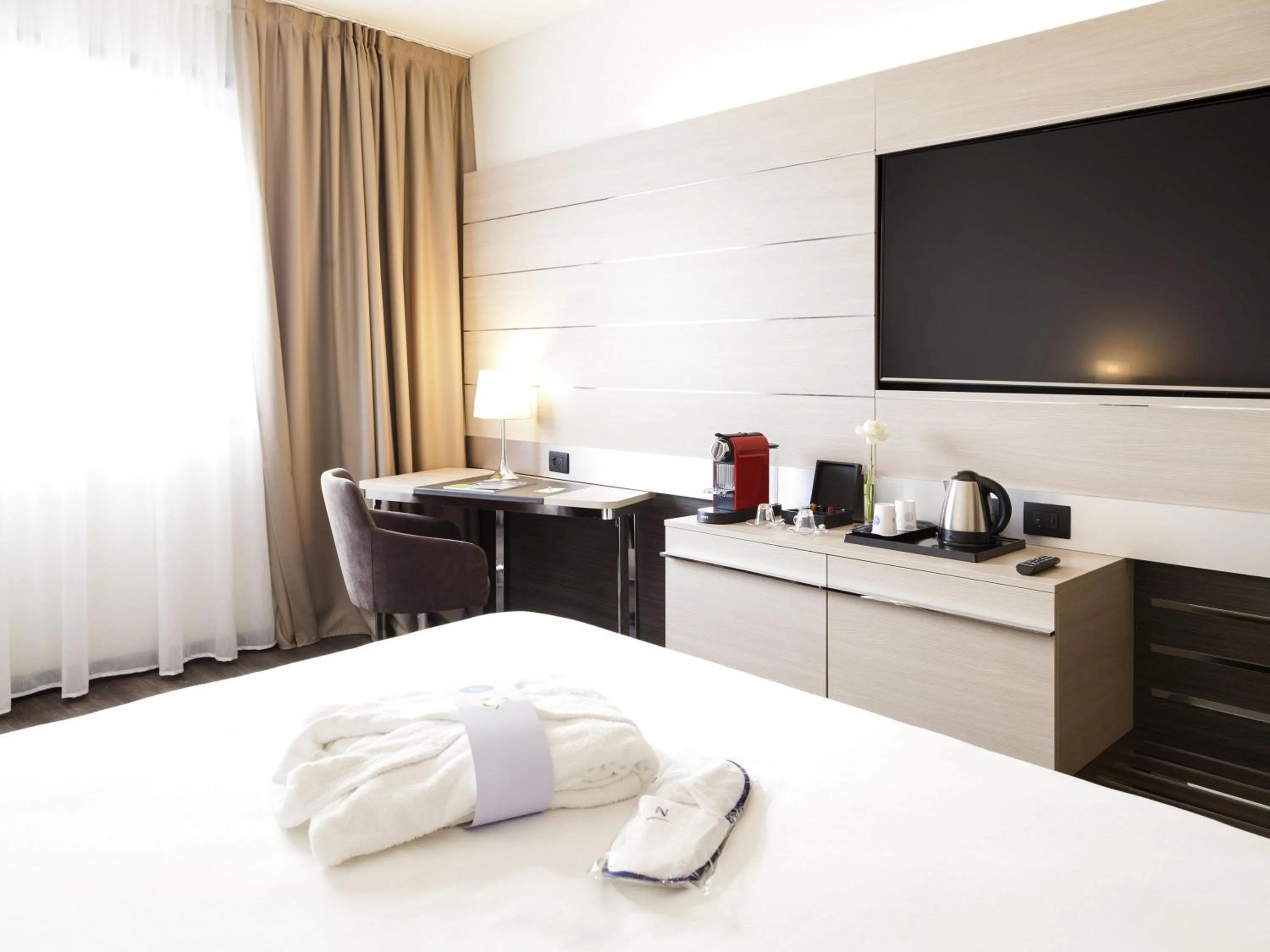 Bedroom, Bed in Novotel Brescia Due