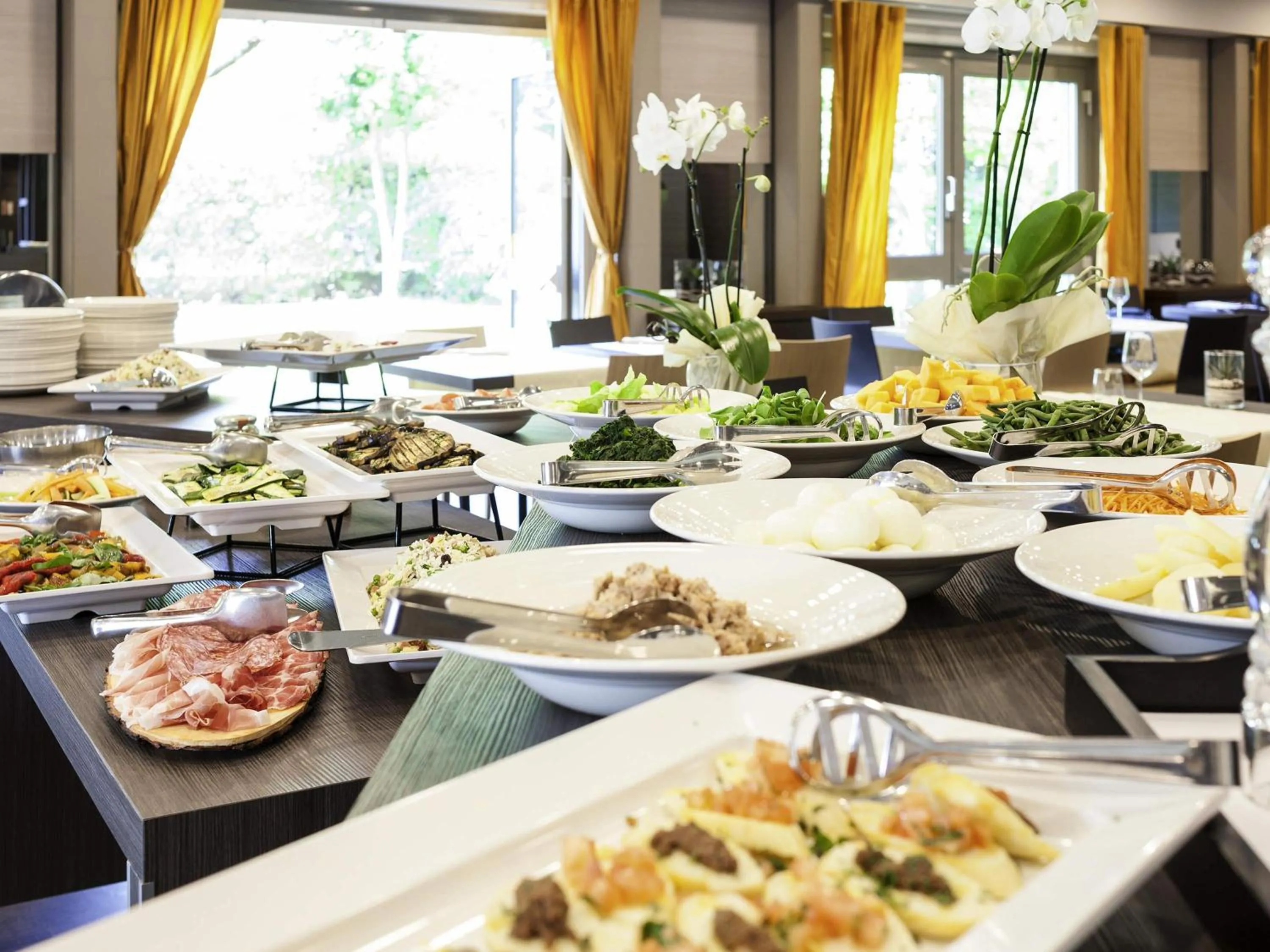 Restaurant/places to eat in Novotel Brescia Due