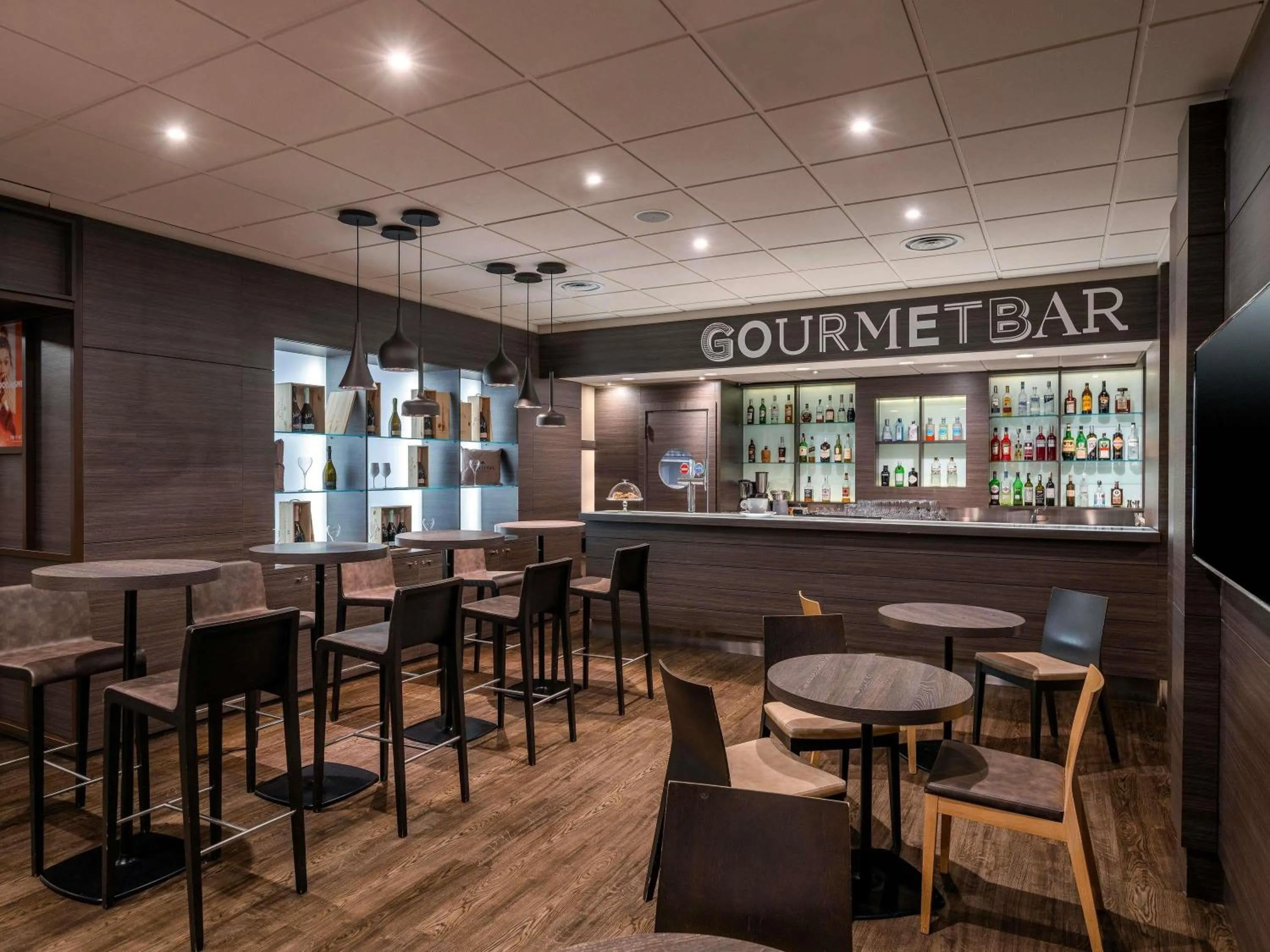 Lounge or bar in Novotel Brescia Due