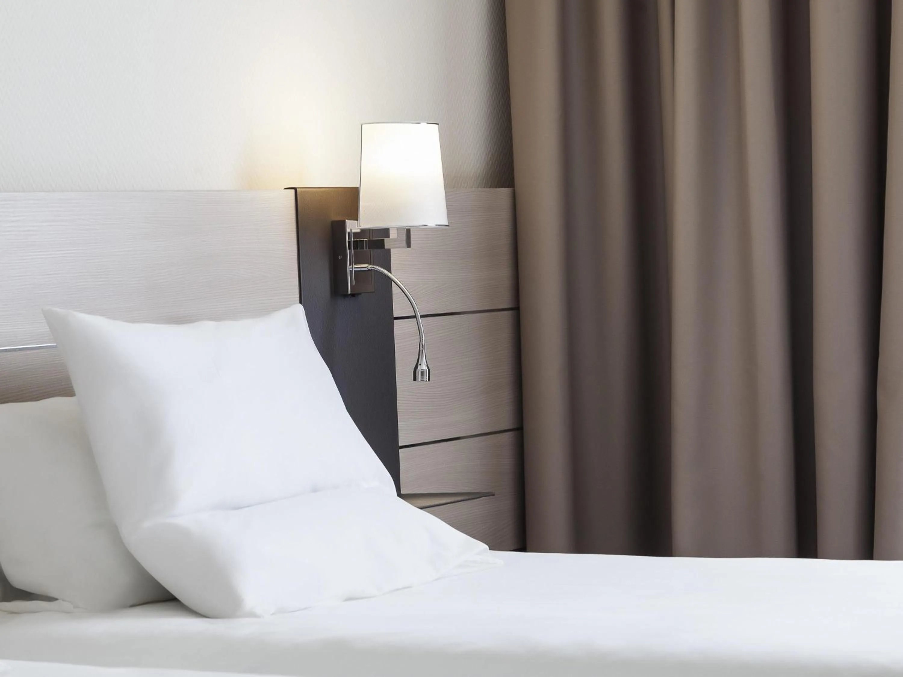 Bedroom, Bed in Novotel Brescia Due