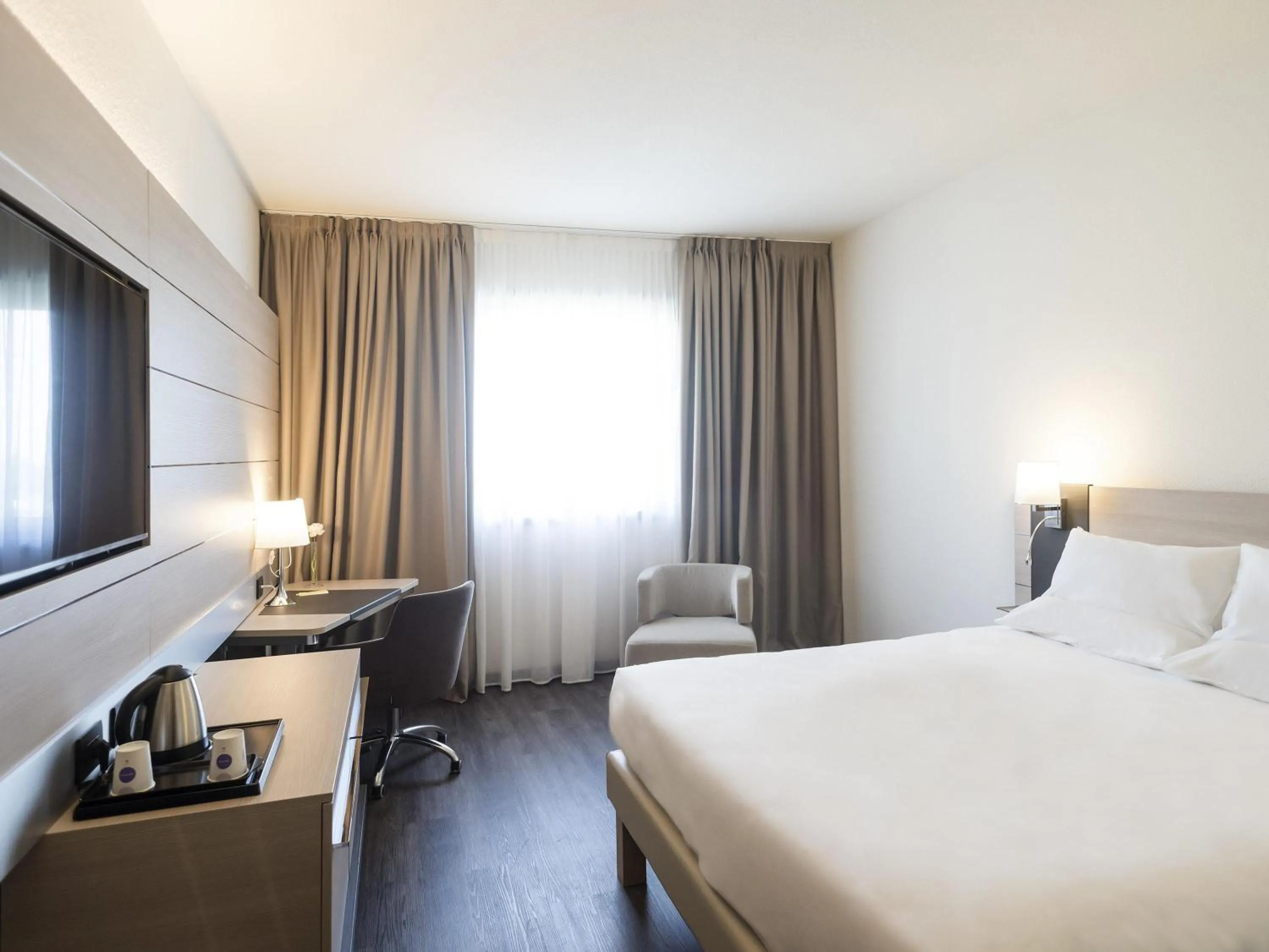 Bedroom, Bed in Novotel Brescia Due