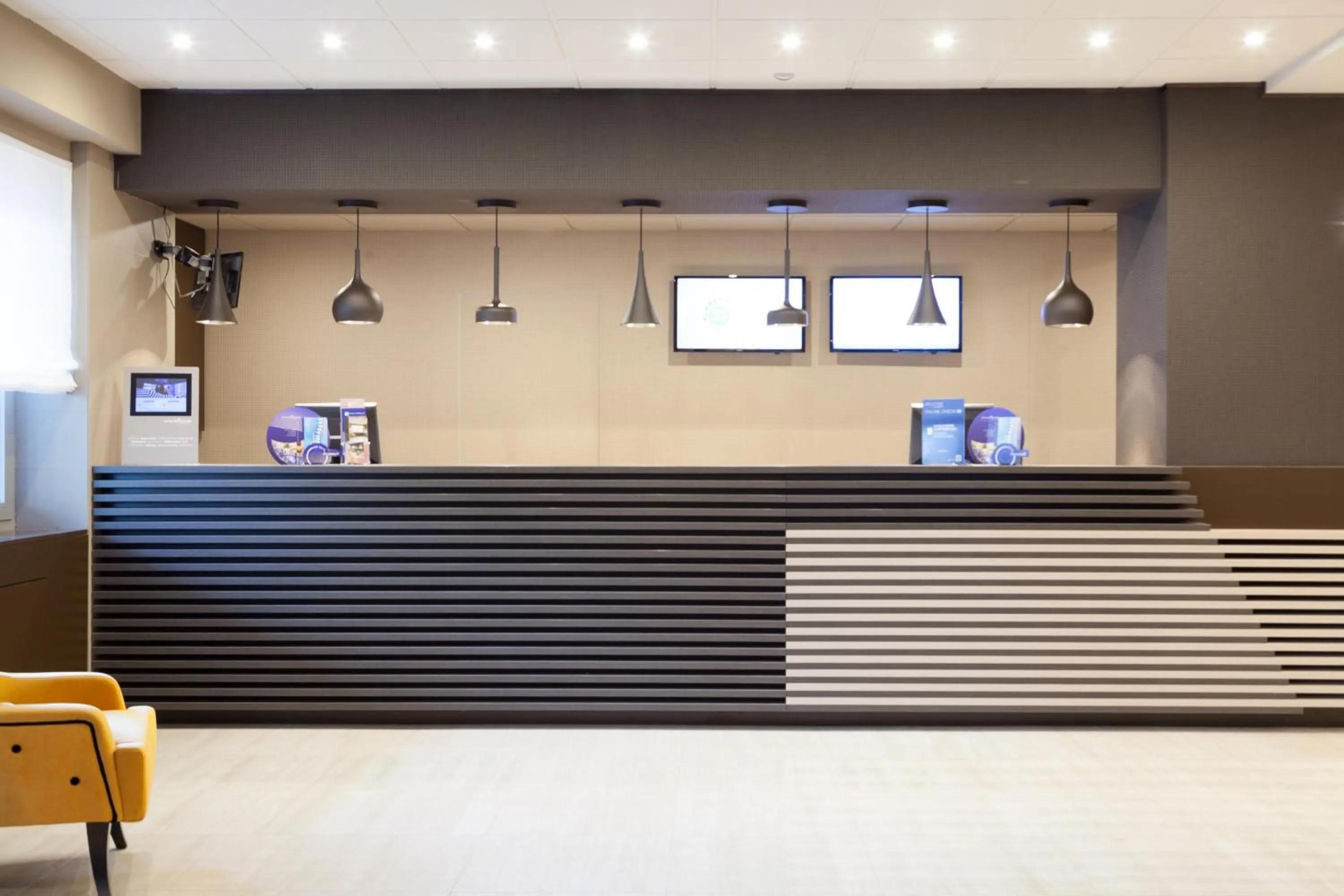 Lobby or reception in Novotel Brescia Due