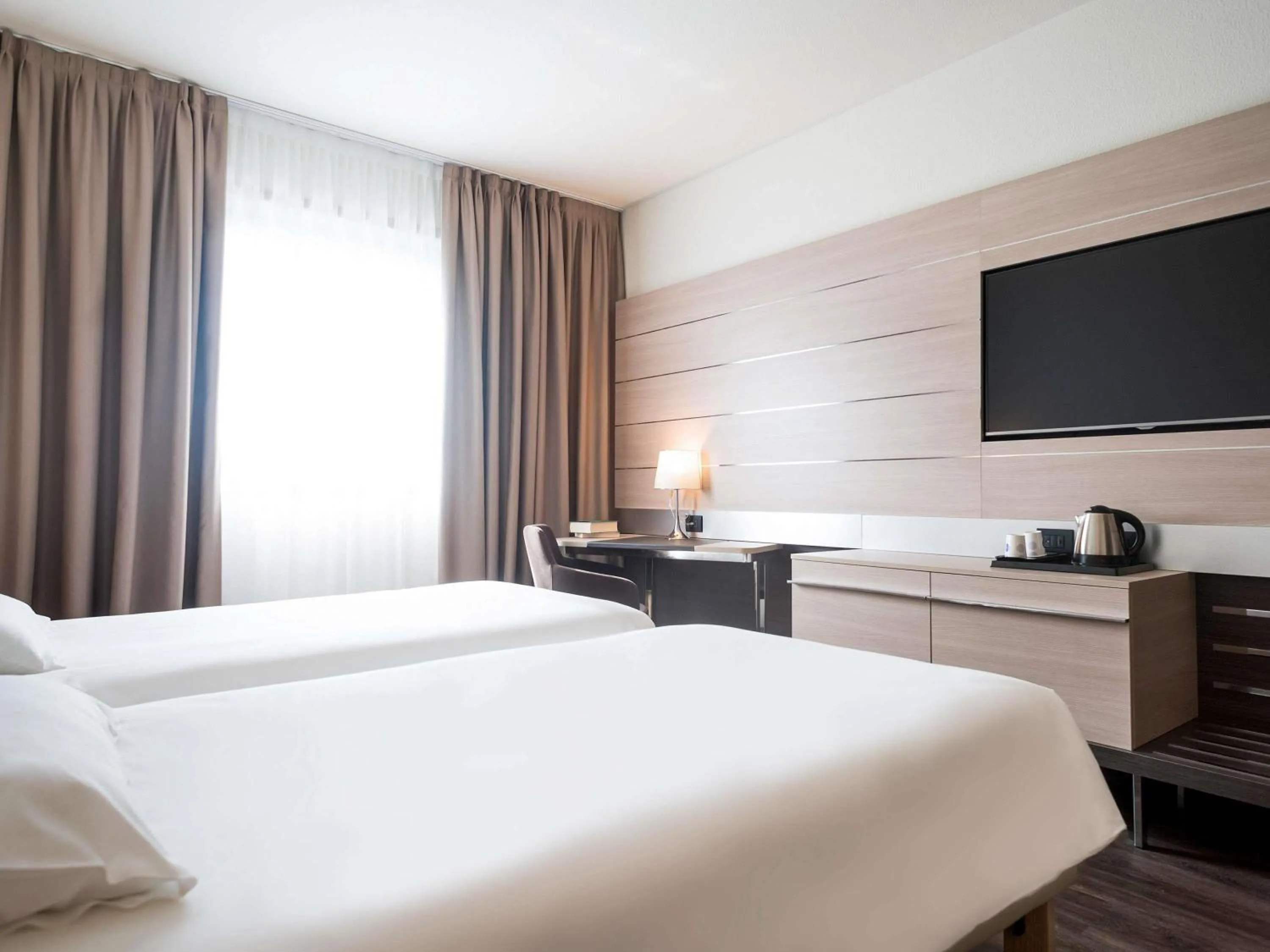 Bedroom, Bed in Novotel Brescia Due