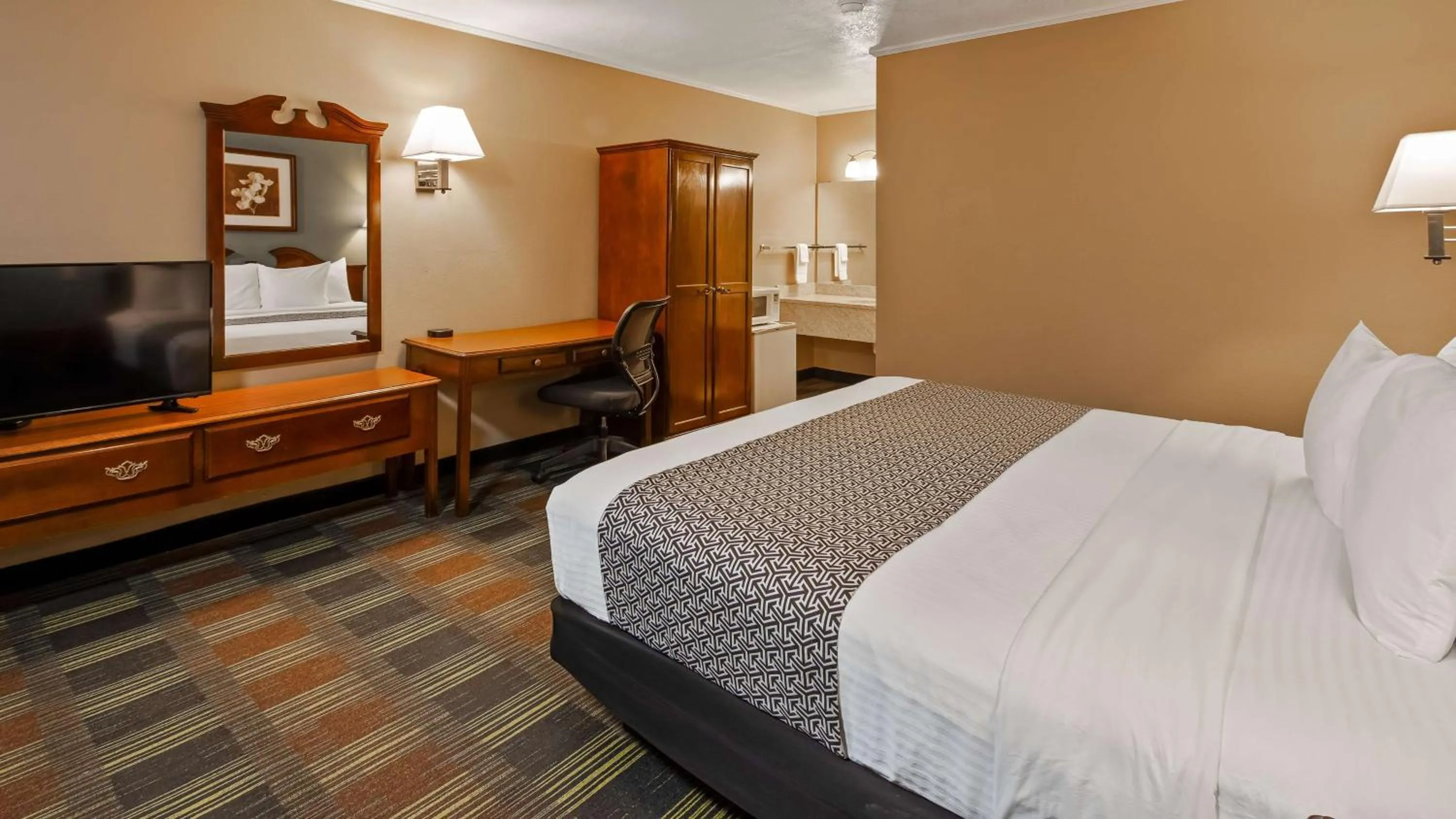 Bedroom, Bed in SureStay by Best Western Cameron