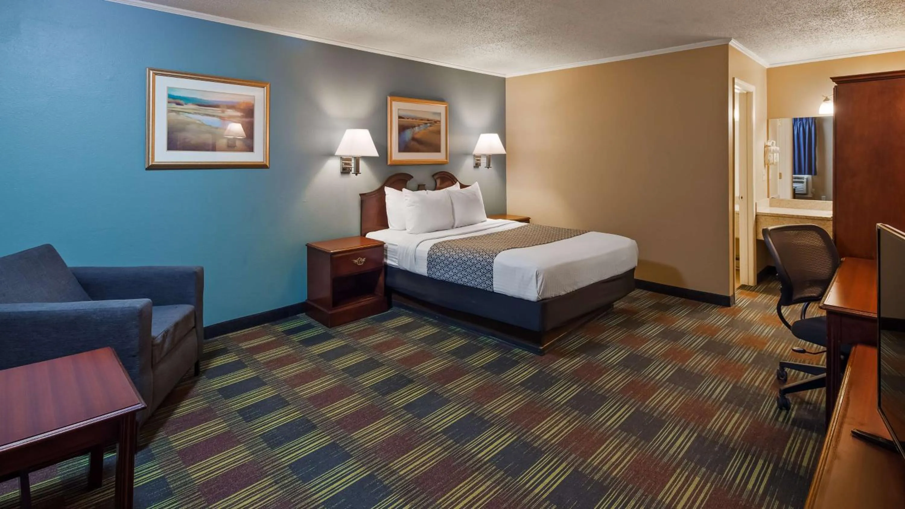 Bedroom, Bed in SureStay by Best Western Cameron