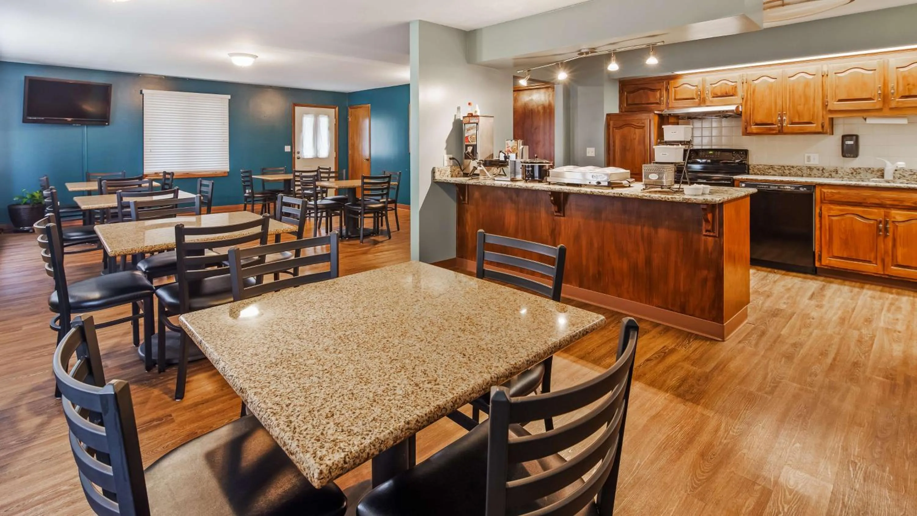 Breakfast in SureStay by Best Western Cameron