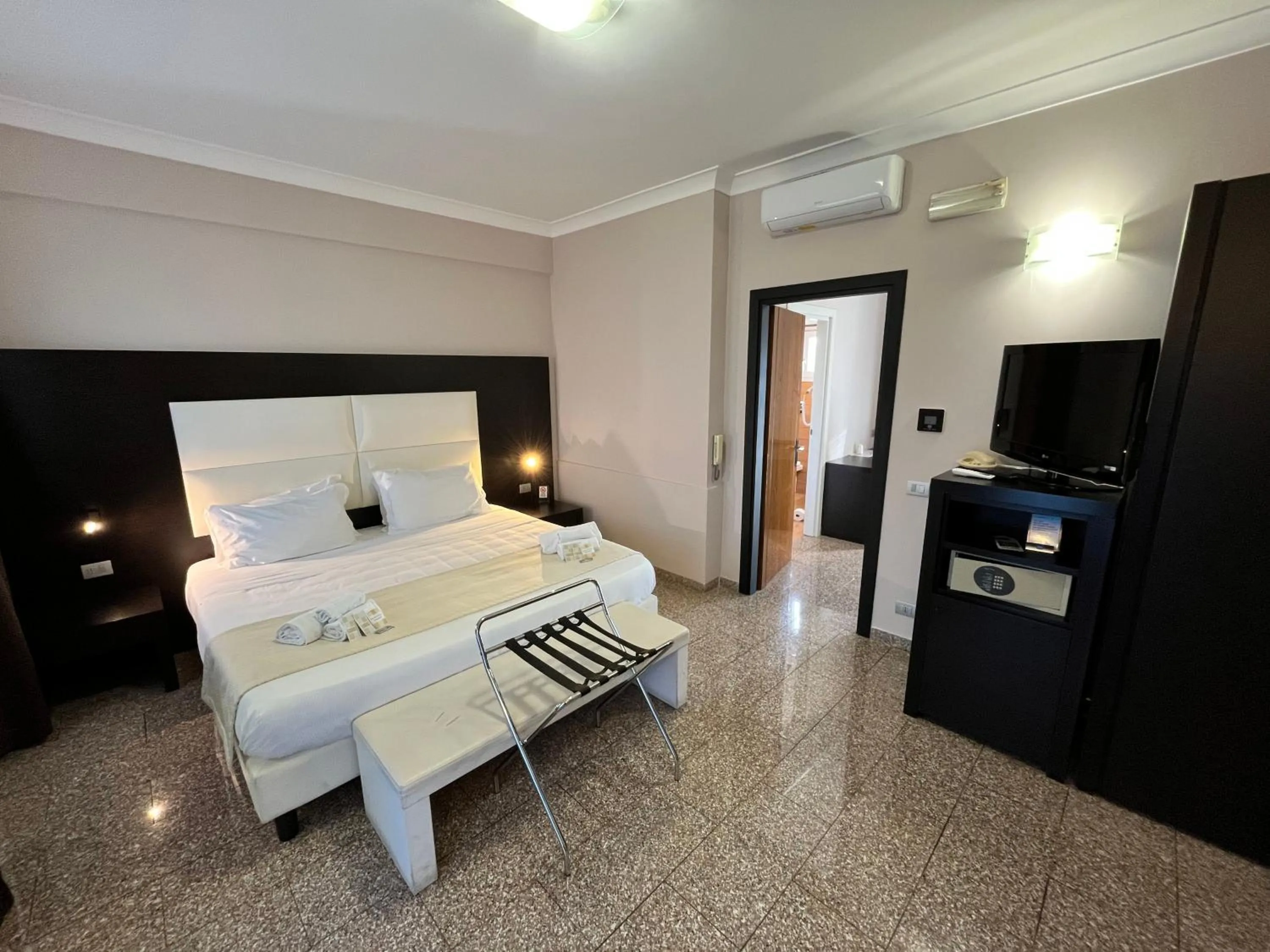 Bed in EH Suites Rome Airport Euro House Hotels