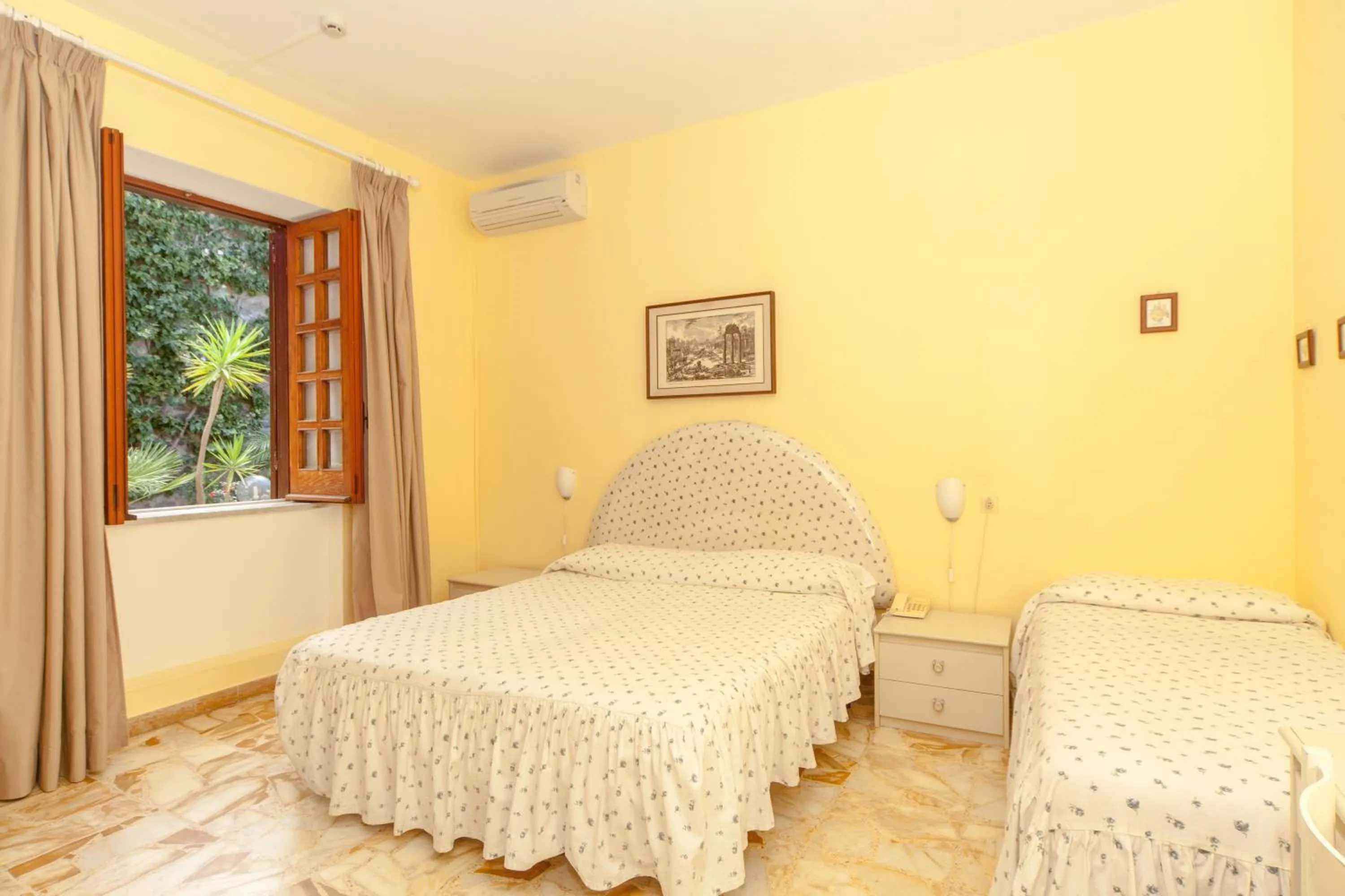 Photo of the whole room, Bed in Hotel Ape Regina