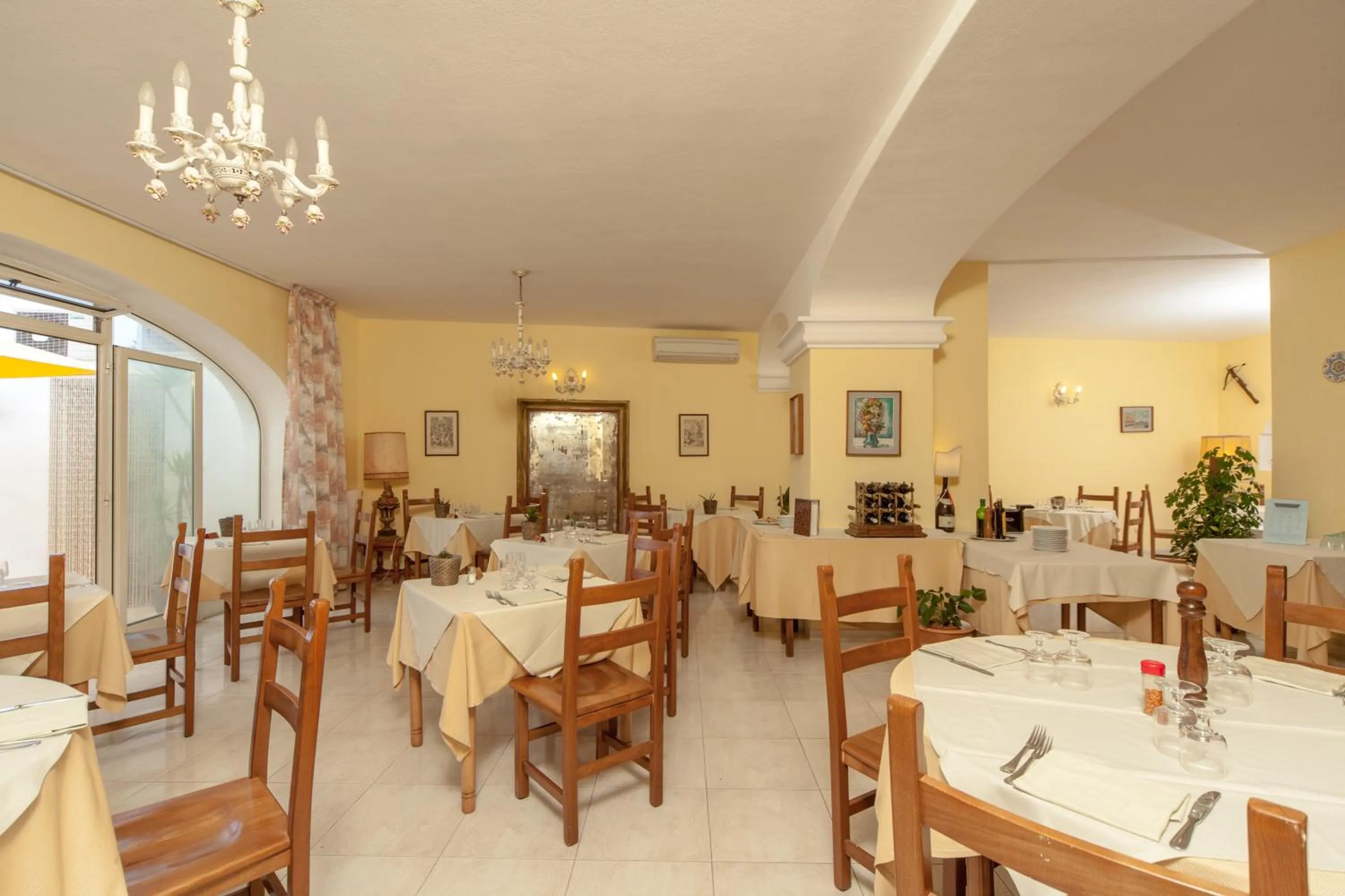 Restaurant/places to eat in Hotel Ape Regina