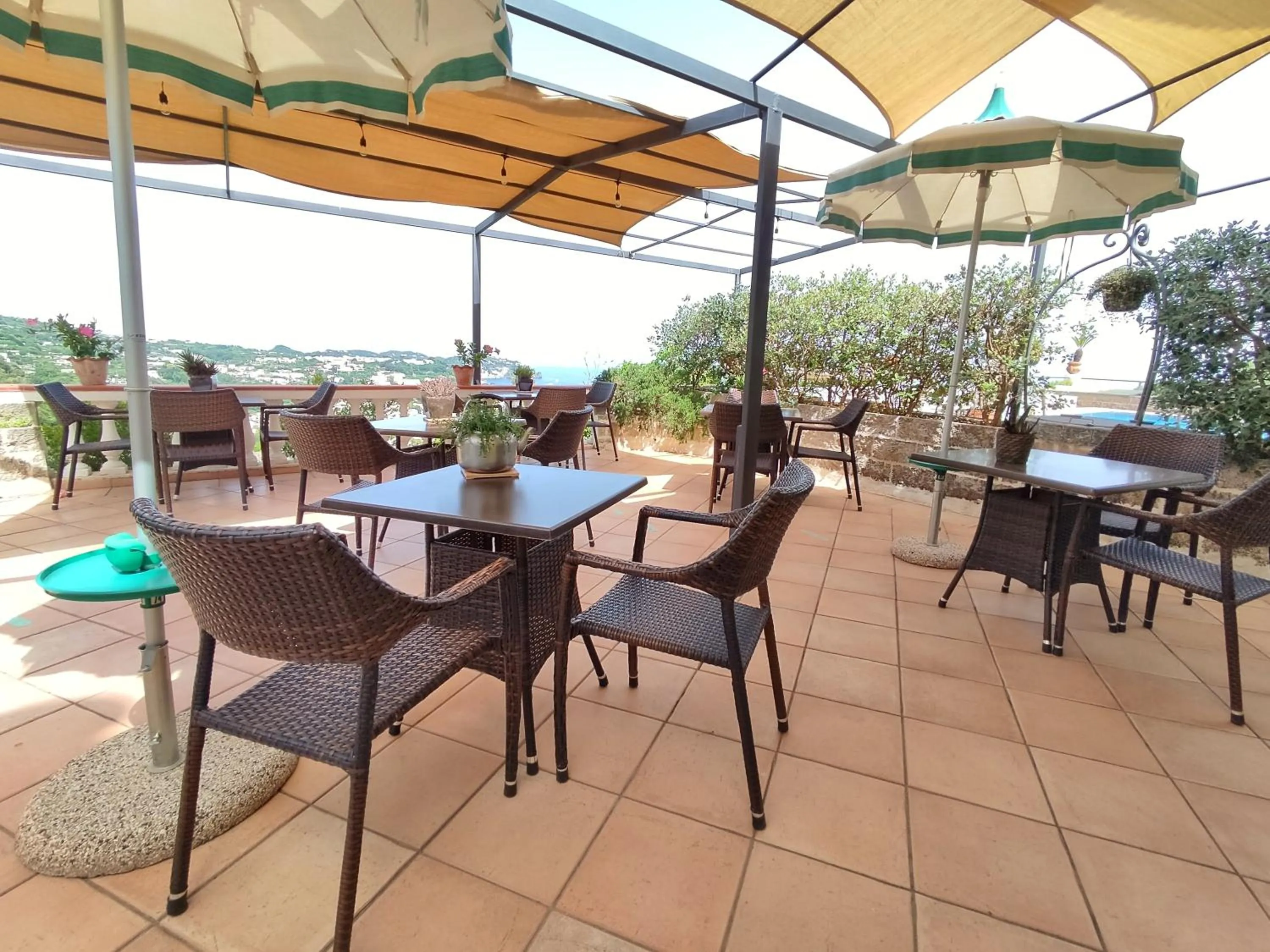 Restaurant/places to eat in Hotel Ape Regina