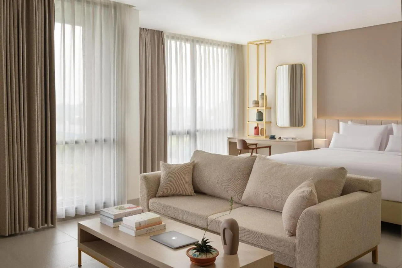 Photo of the whole room, Bed in Elsotel Purwokerto By Daphna Management