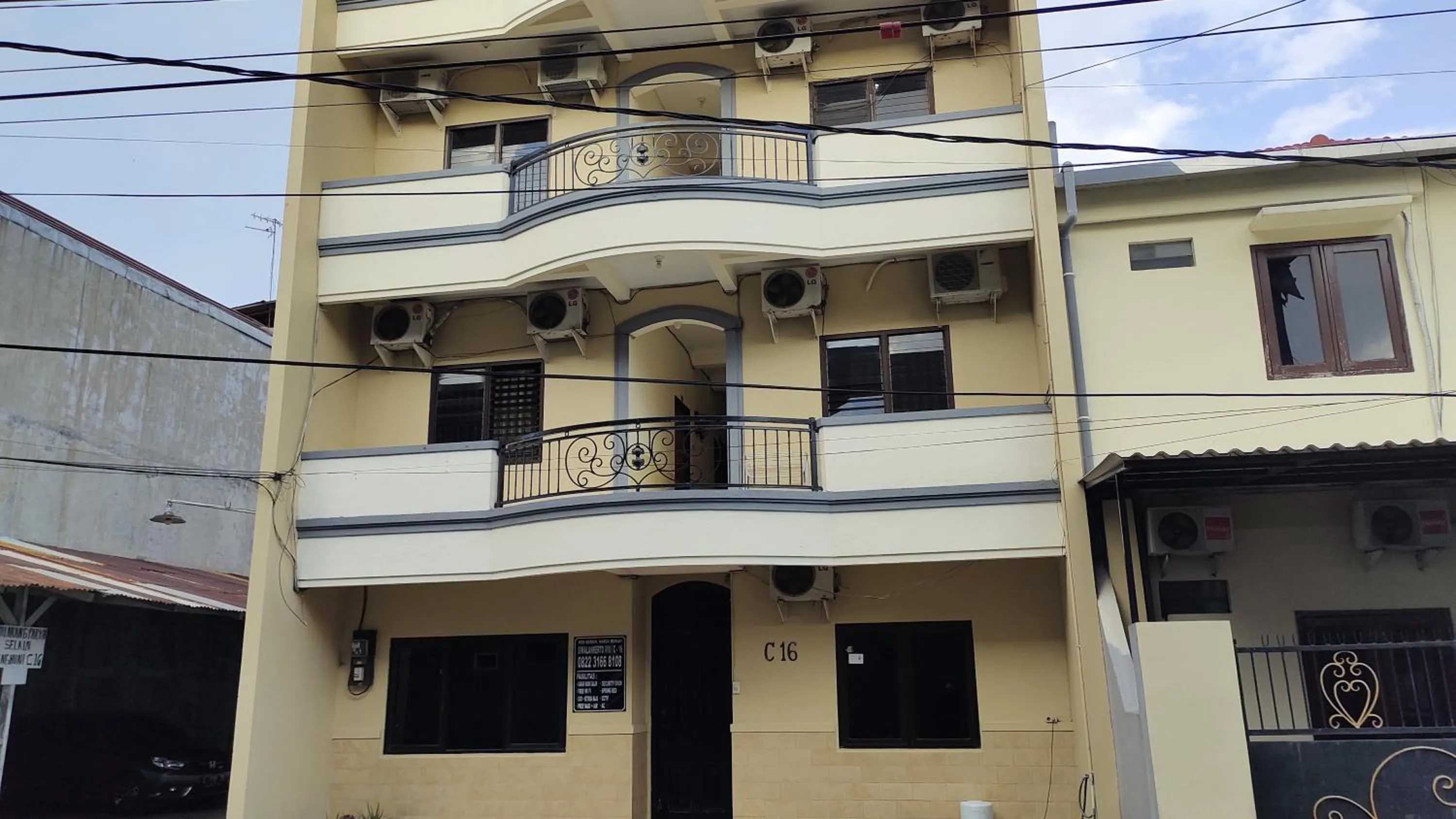 Facade/entrance in Hotel O C16 Siwalankerto Syariah