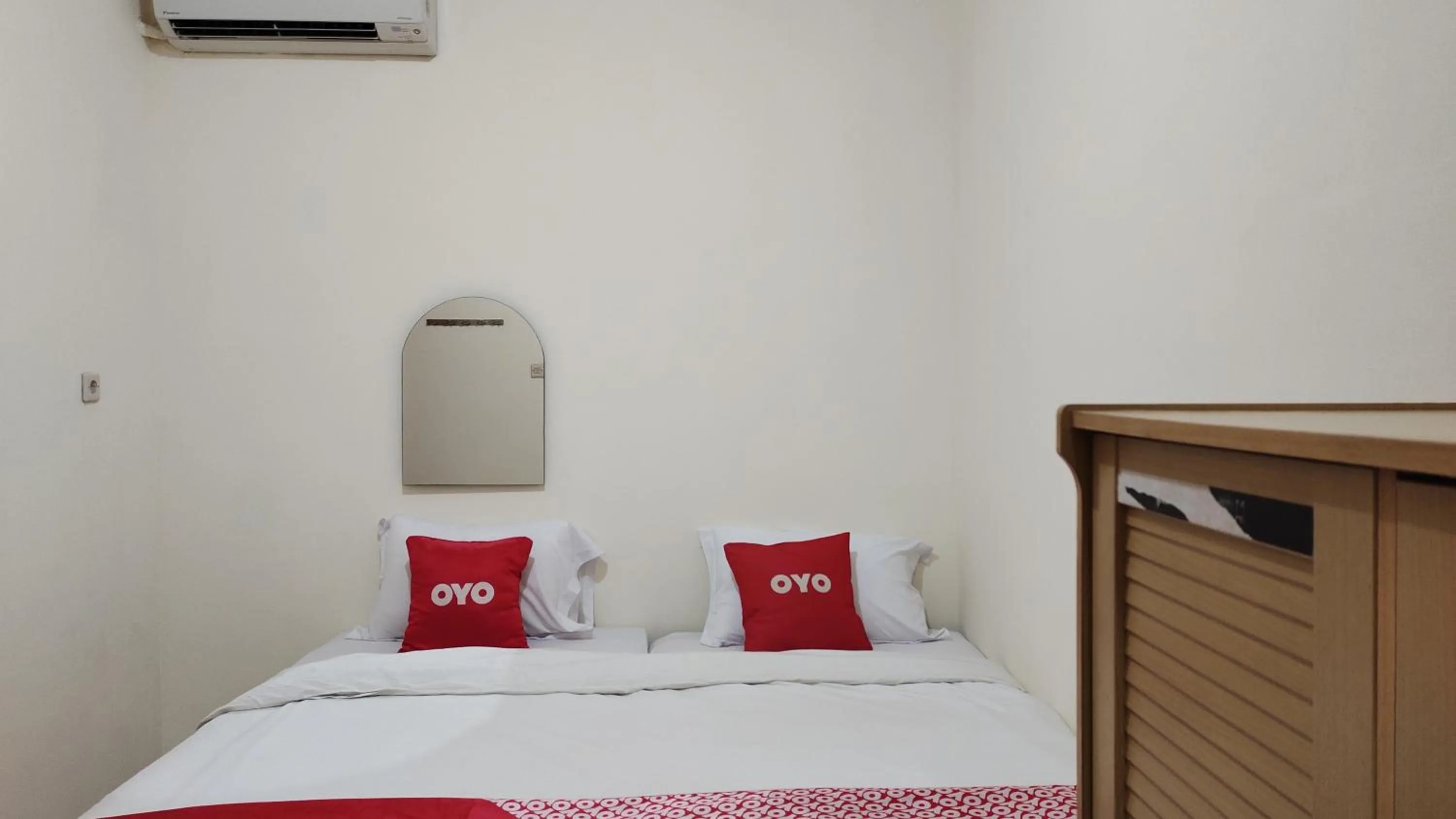 Bedroom, Bed in Hotel O C16 Siwalankerto Syariah