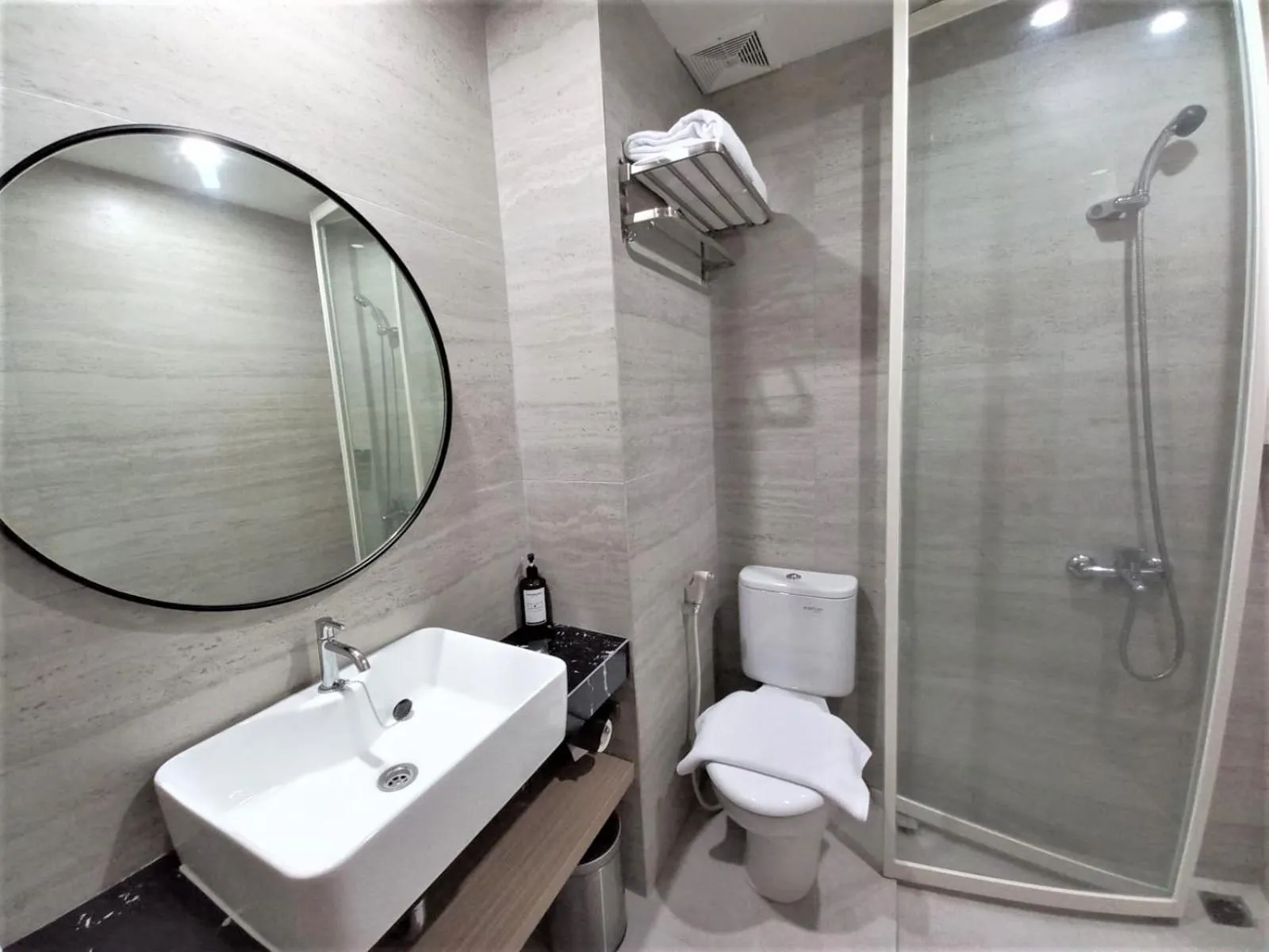 Bathroom in Front One King Hotel Tuban