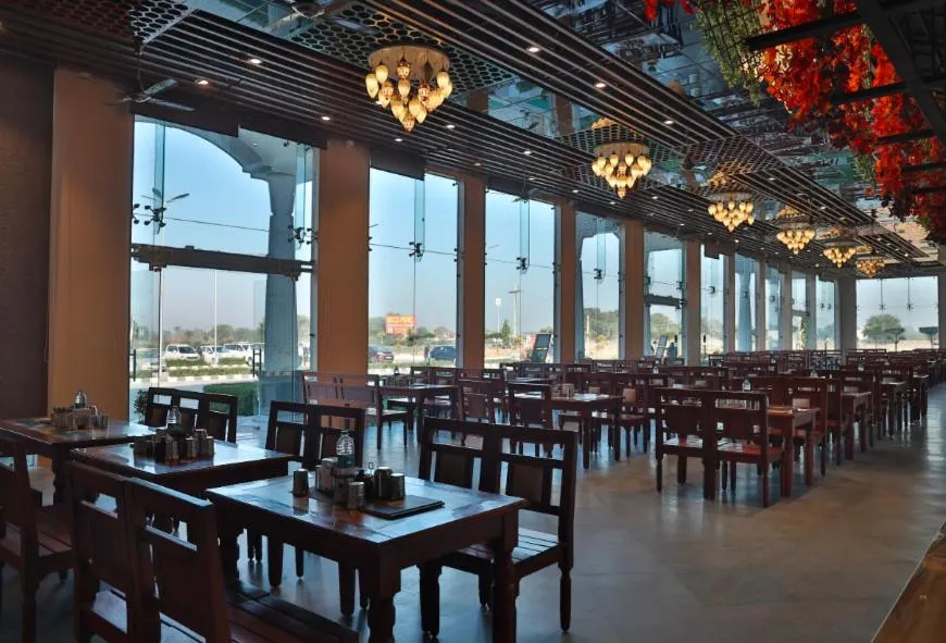 Restaurant/places to eat in Mannat Resort Paota