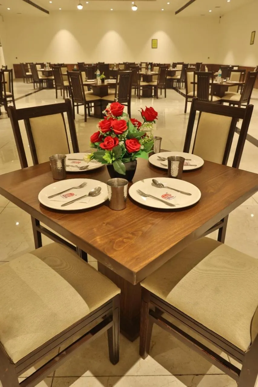Restaurant/places to eat in Mannat Resort Paota