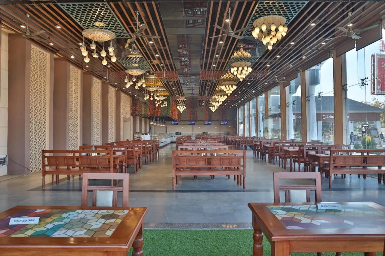 Restaurant/places to eat in Mannat Resort Paota