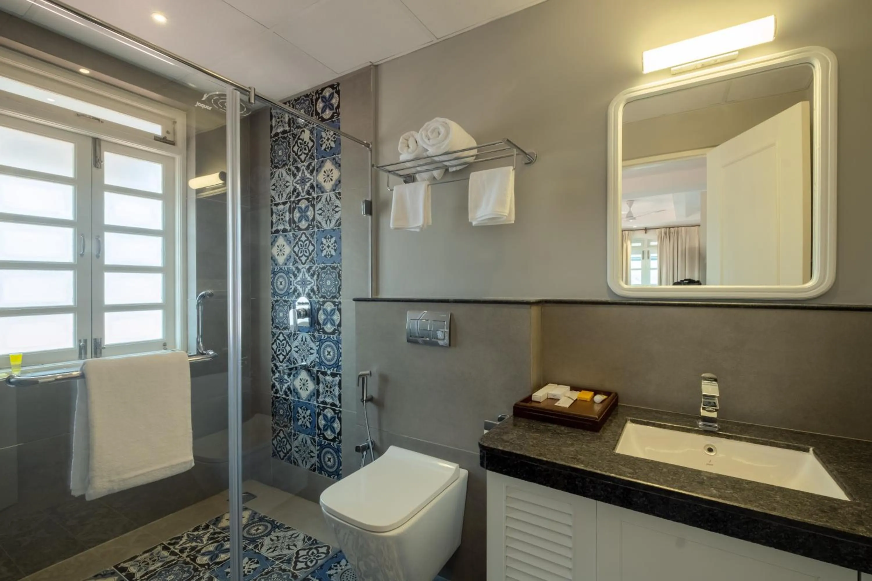 Shower in O Pierre - Fontainhas