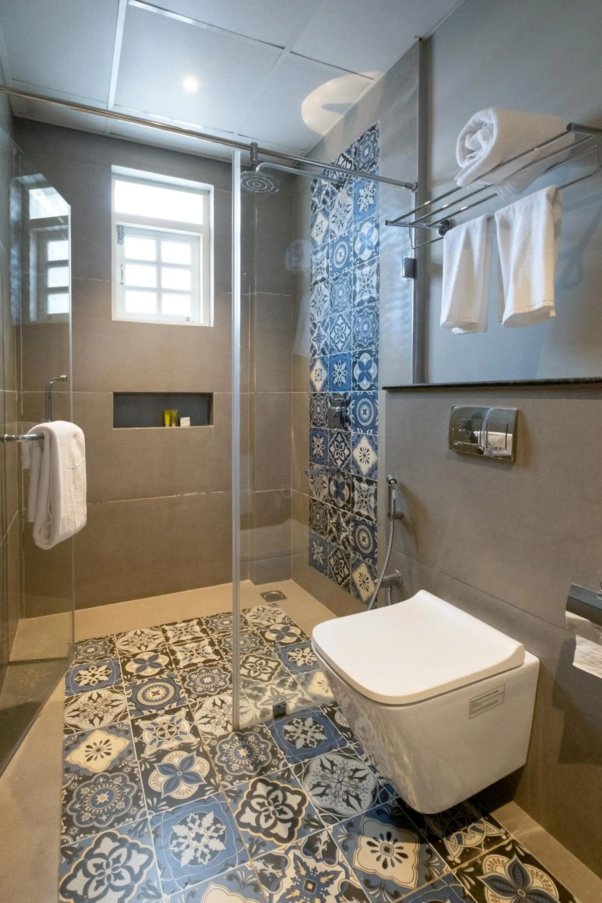 Shower in O Pierre - Fontainhas