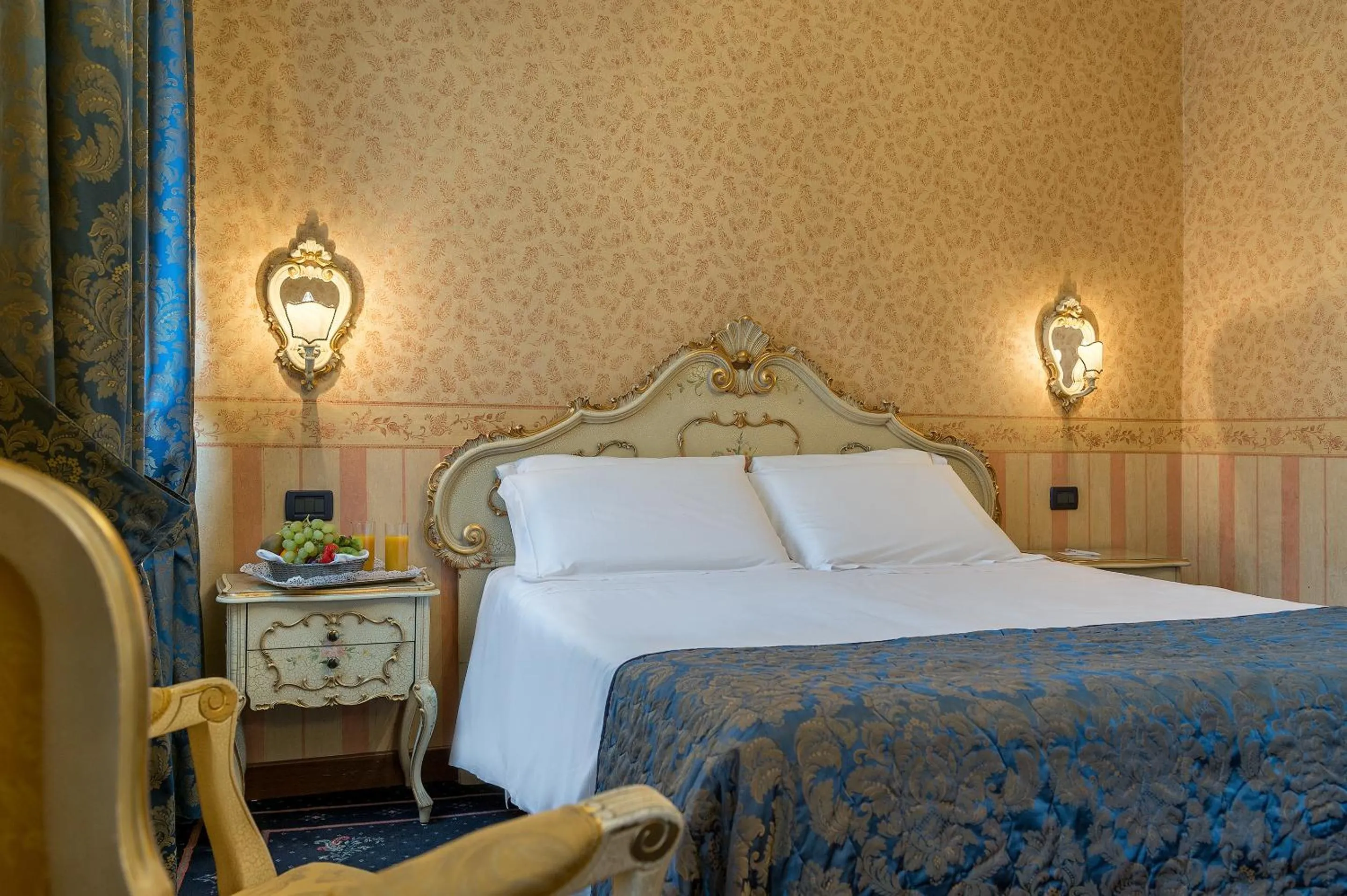 Photo of the whole room, Bed in Hotel Montecarlo