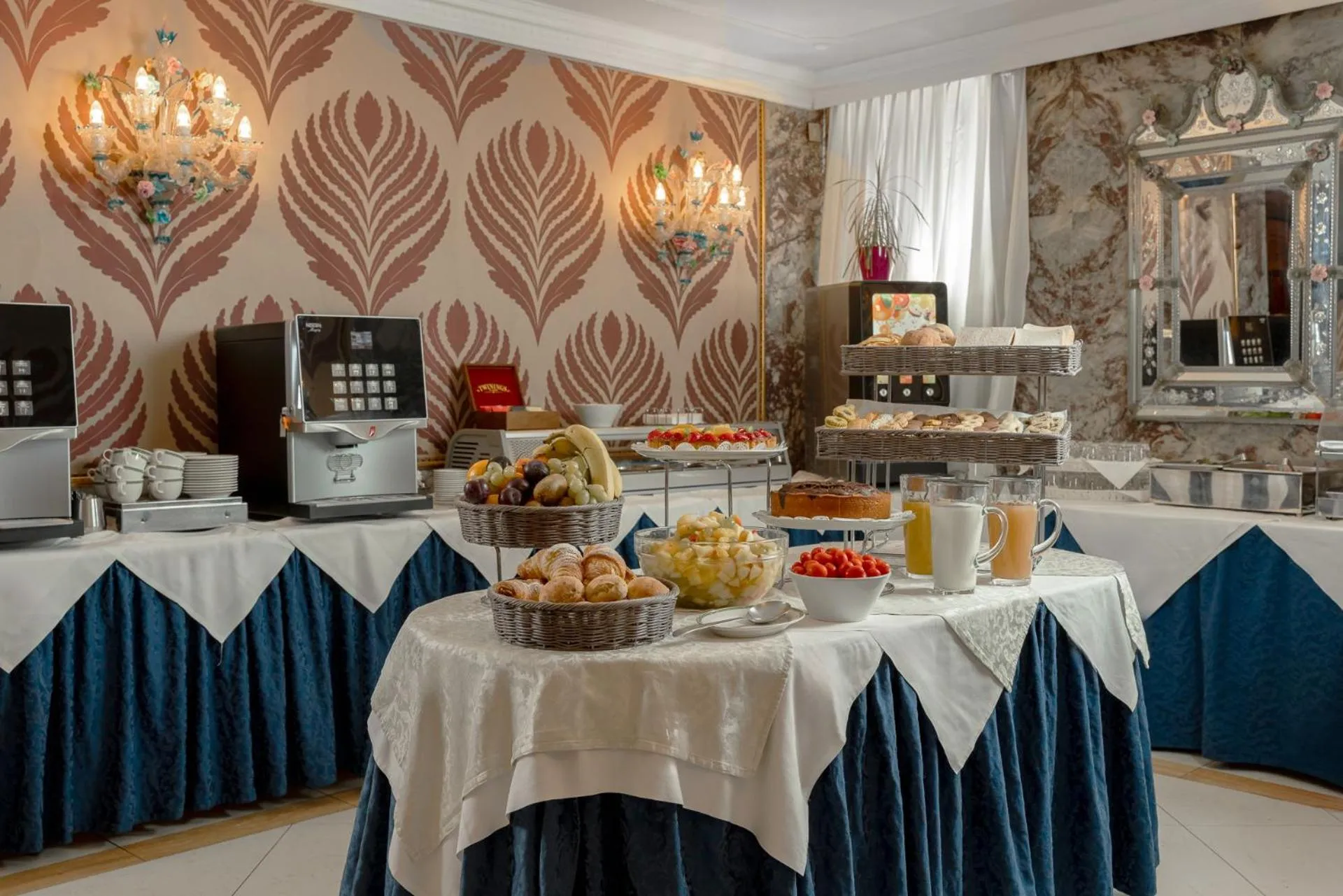 Restaurant/places to eat in Hotel Montecarlo