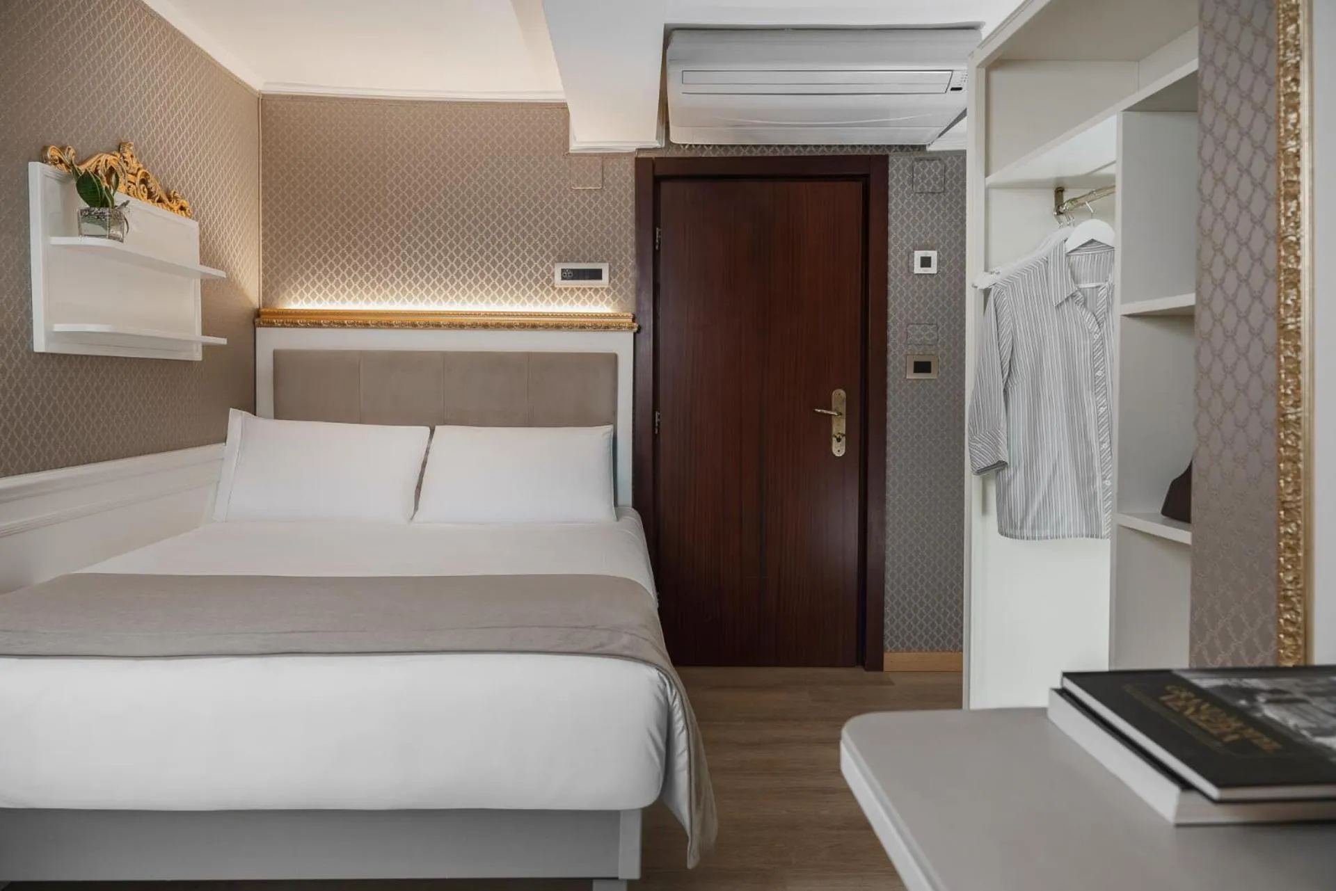 Bed in Hotel Montecarlo