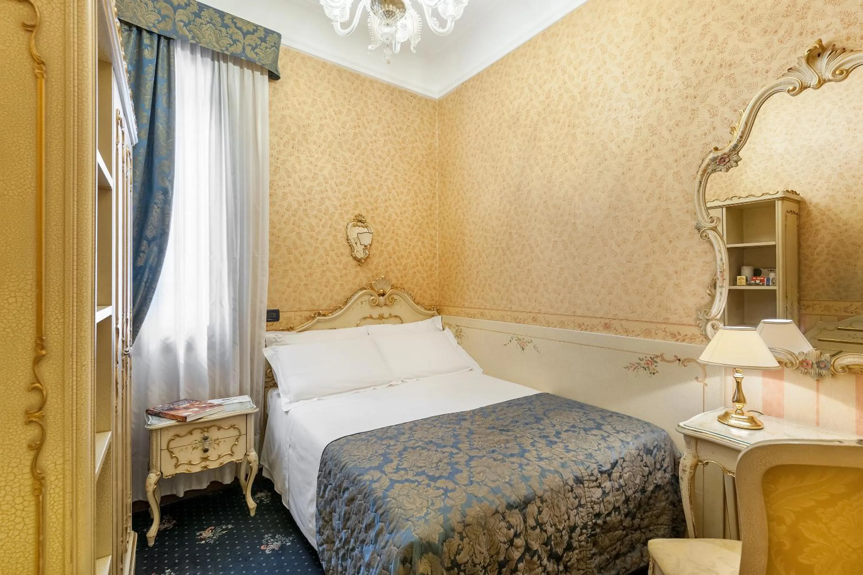 Photo of the whole room, Bed in Hotel Montecarlo