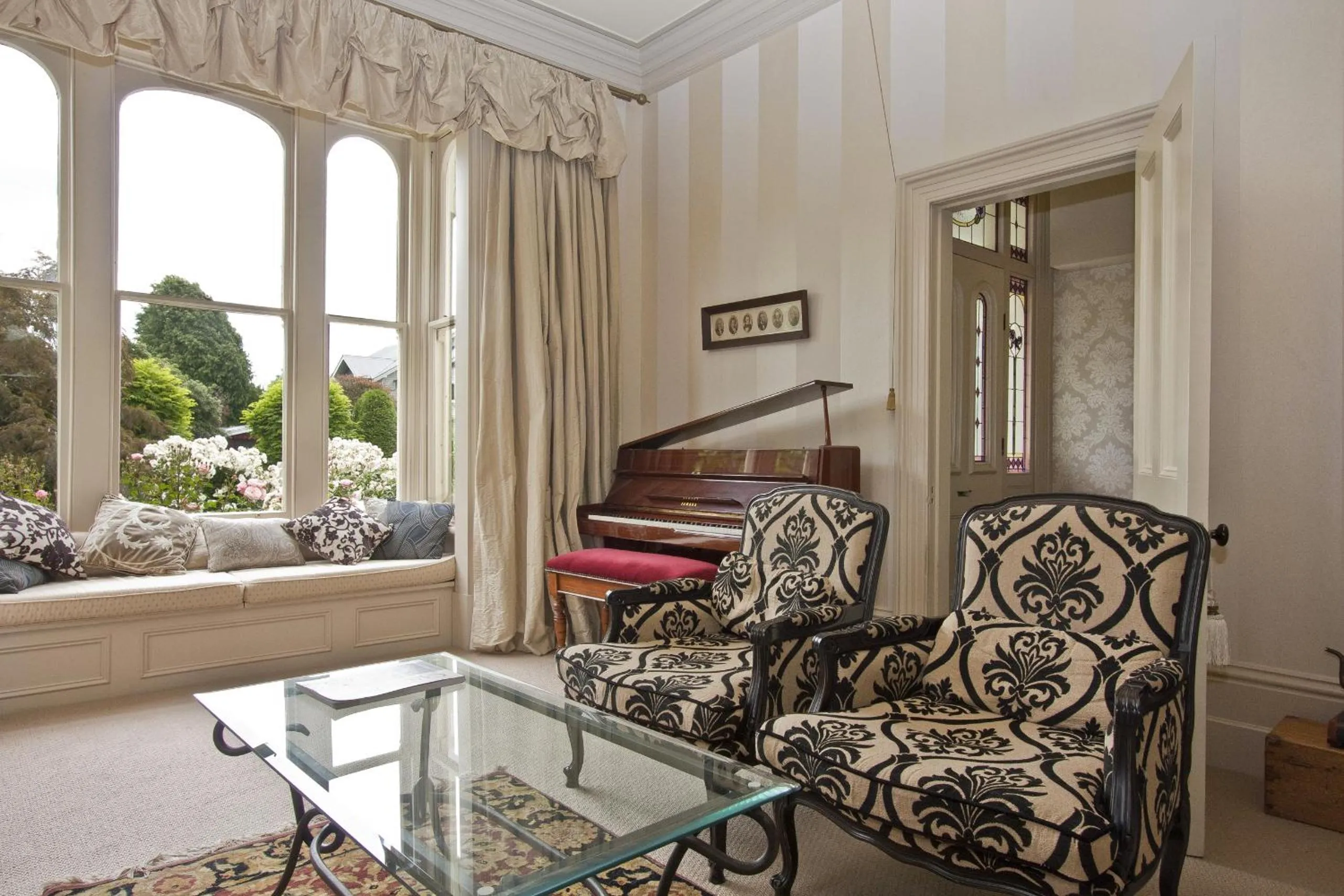 Lounge or bar in Lilac Rose Boutique Bed and Breakfast