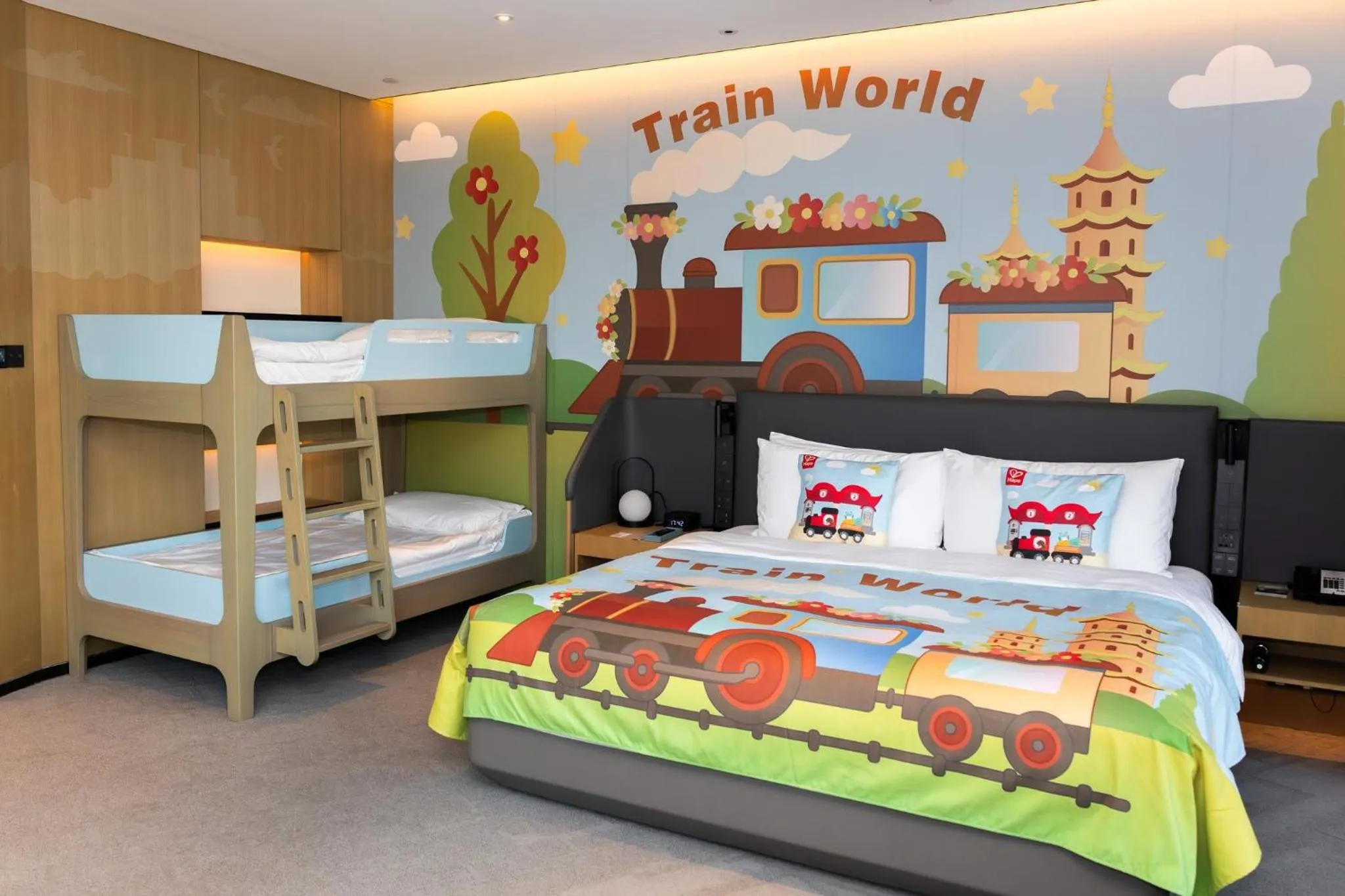 Photo of the whole room, Bed in Crowne Plaza Quanzhou Riverview by IHG