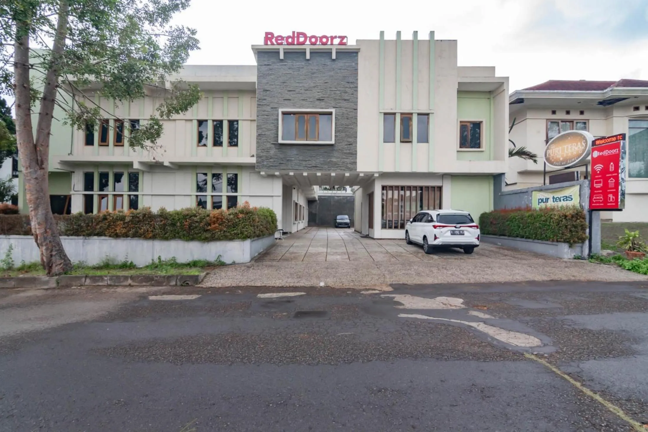Property building in RedDoorz near Lembang Park & Zoo 2