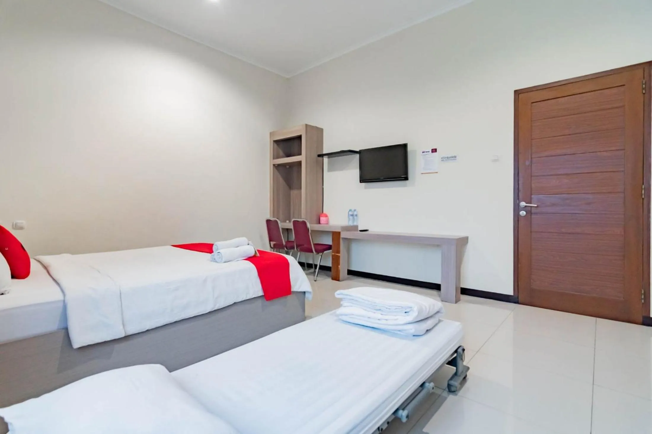 Bedroom, Bed in RedDoorz near Lembang Park & Zoo 2