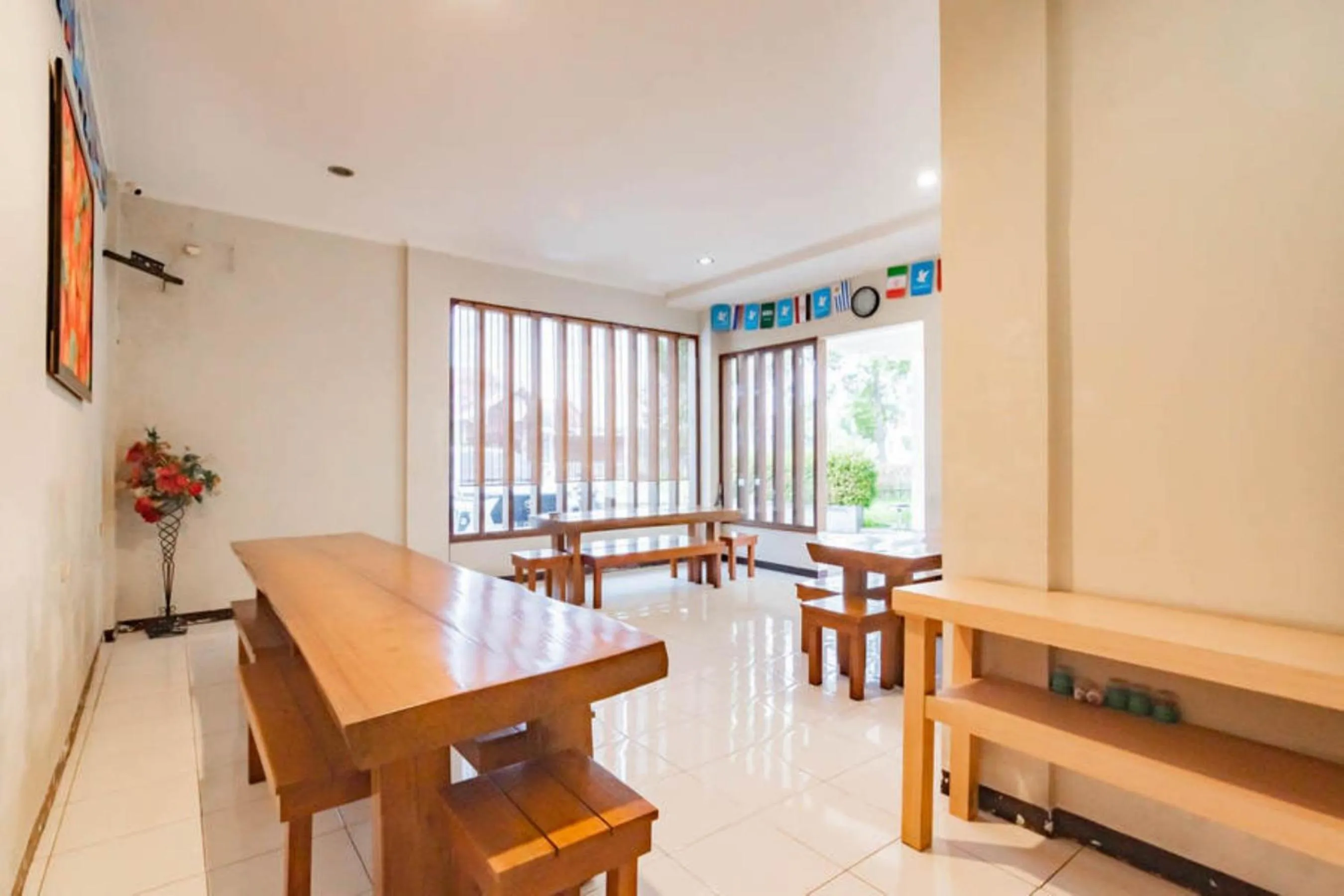 Restaurant/places to eat in RedDoorz near Lembang Park & Zoo 2