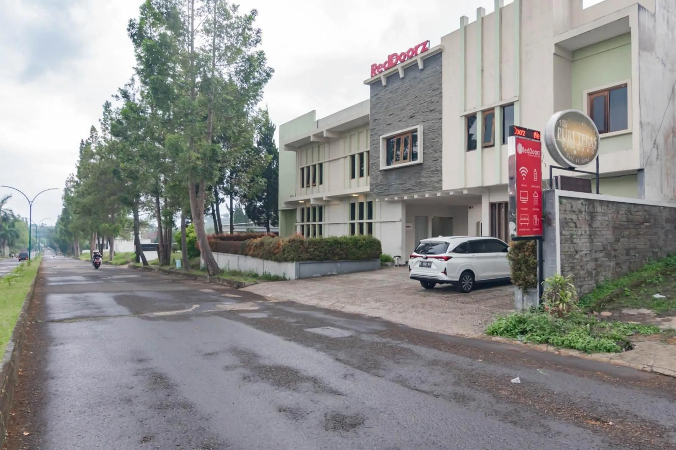 Property building in RedDoorz near Lembang Park & Zoo 2