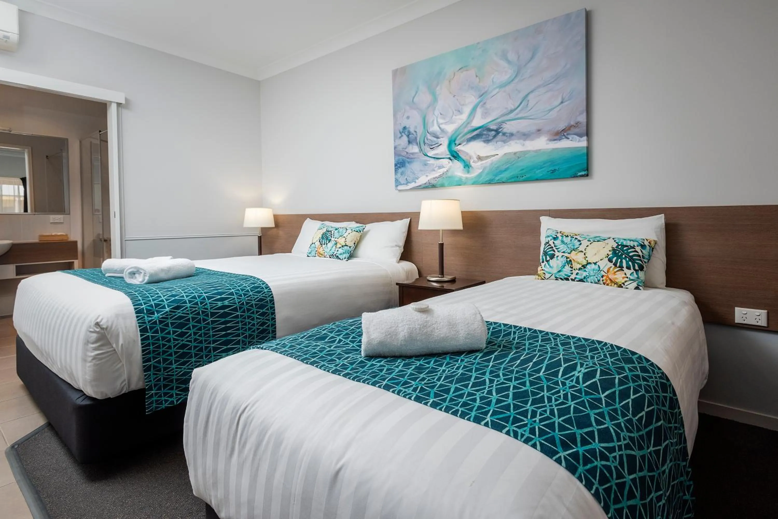 Bed in Roma Inland Motor Inn