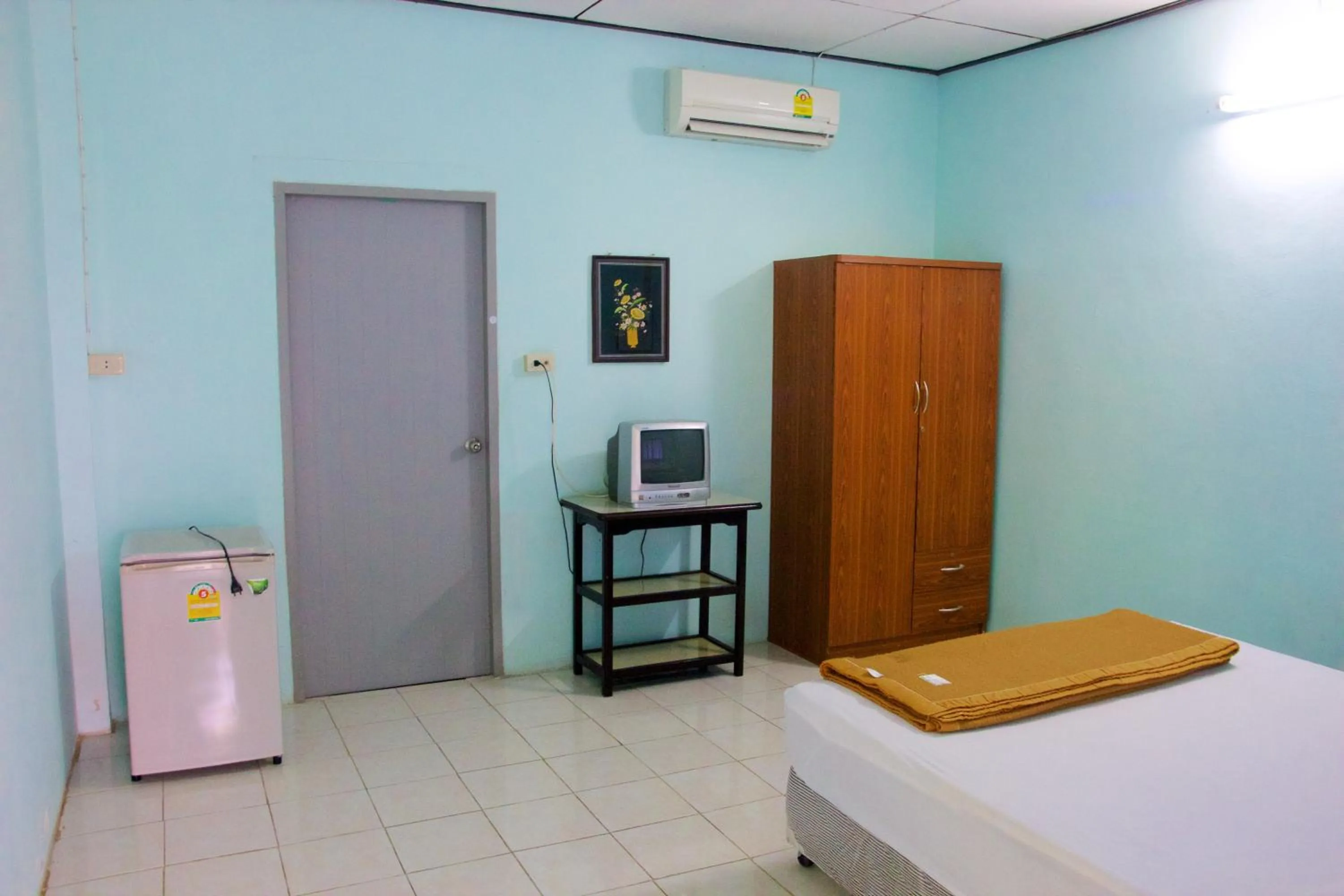 Photo of the whole room, Bed in Sichang Shine Khao Resort