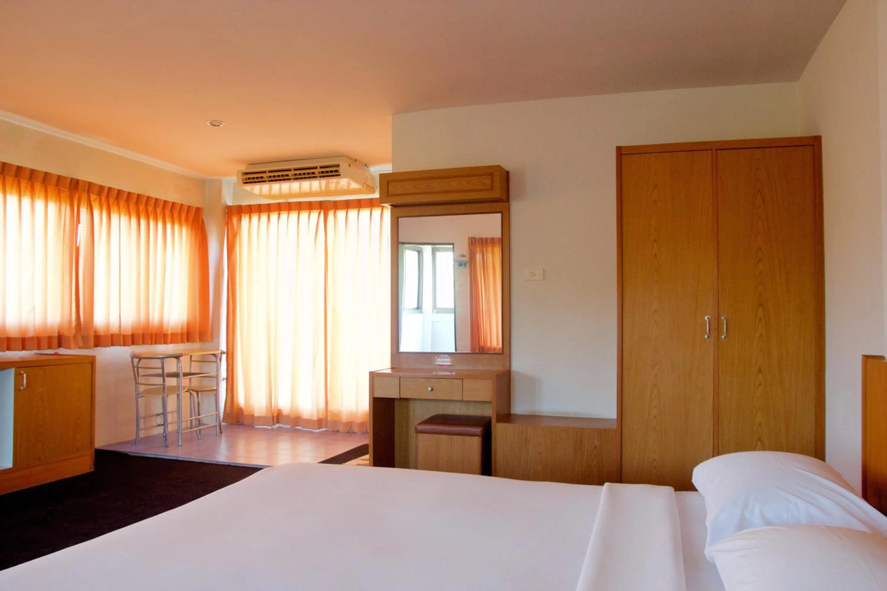 Photo of the whole room, Bed in Sichang Shine Khao Resort