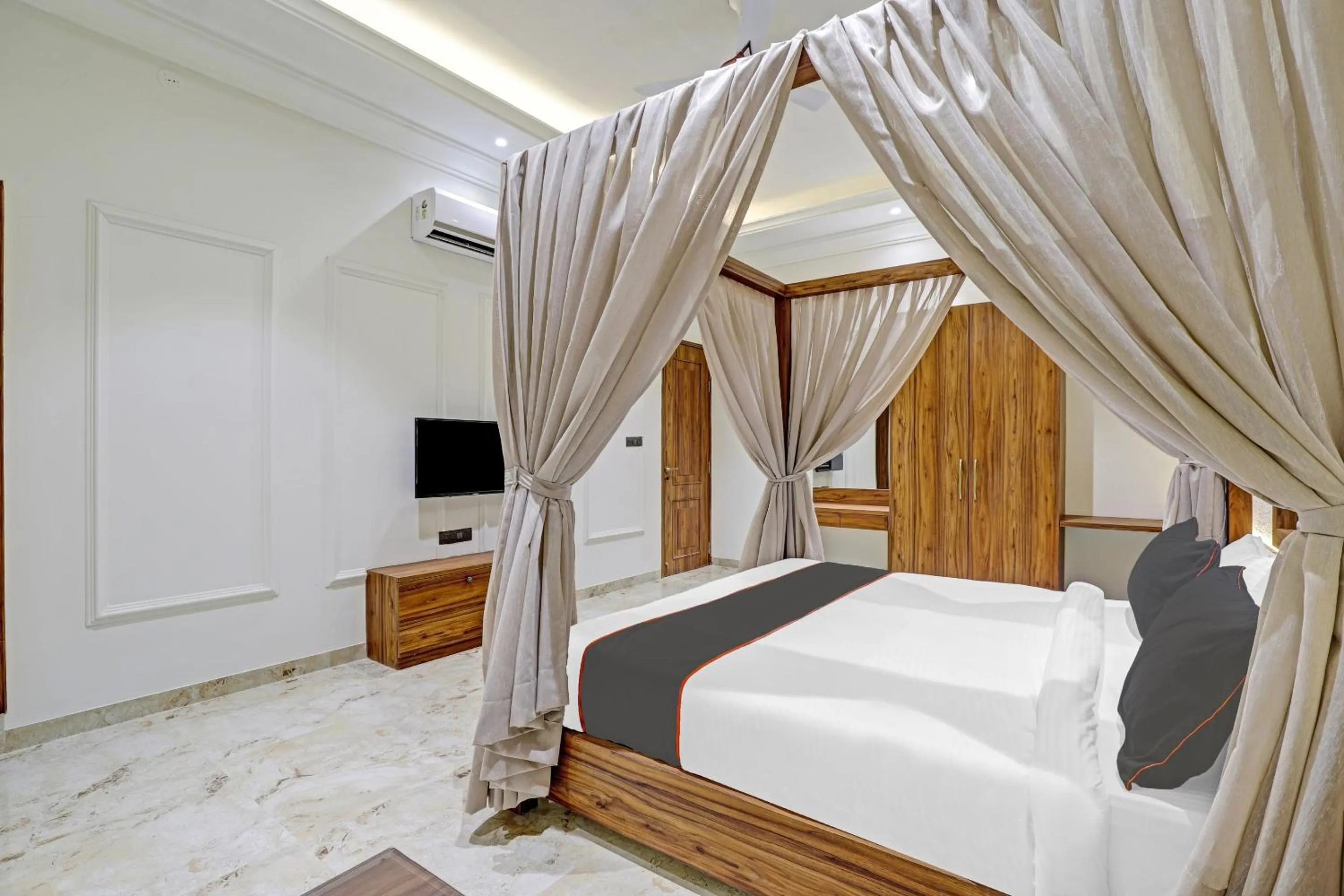Nightclub / DJ, Bed in Ratna Vilas Palace