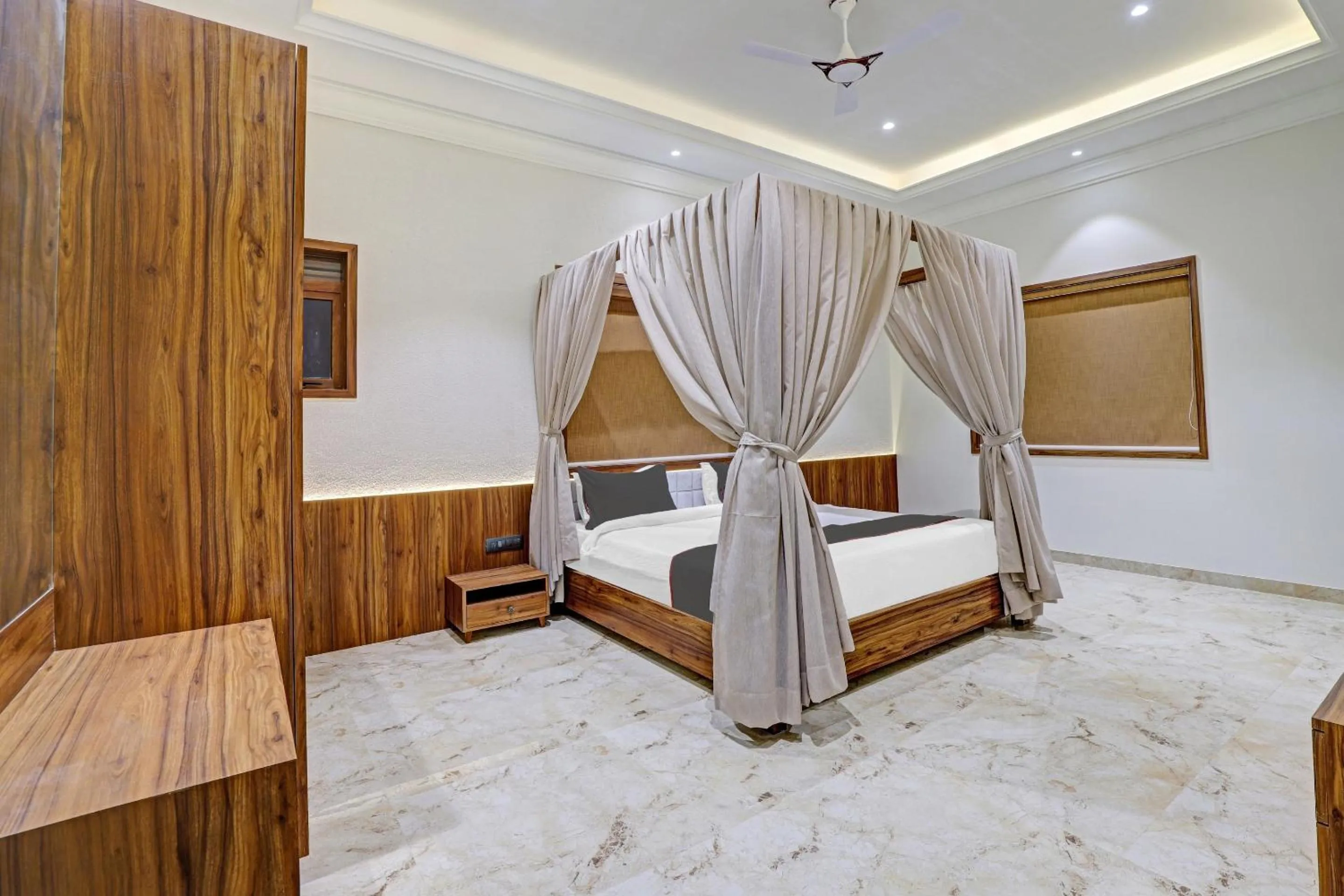 Guests, Bed in Ratna Vilas Palace