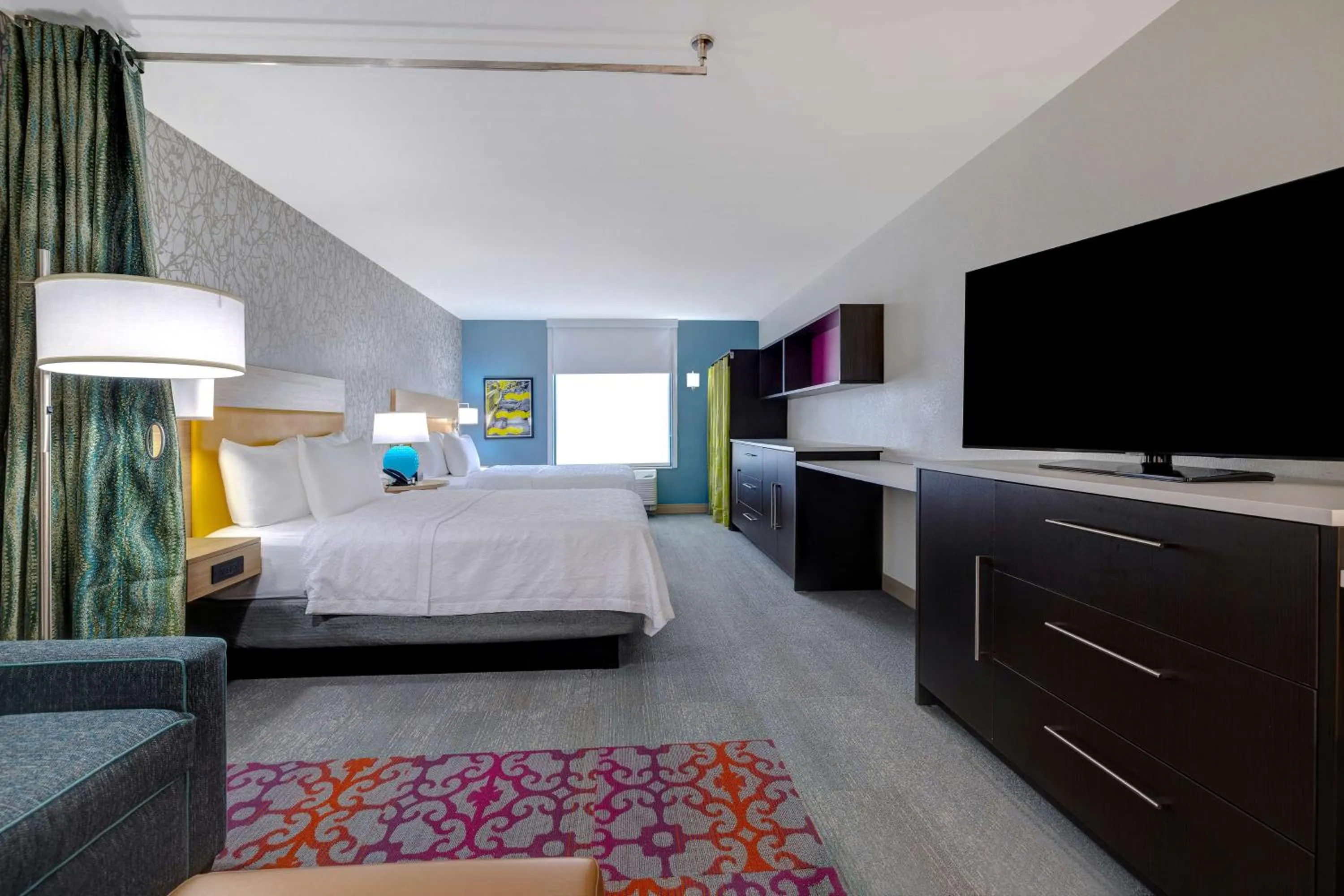 Living room, Bed in Home2 Suites By Hilton Wilkes-Barre