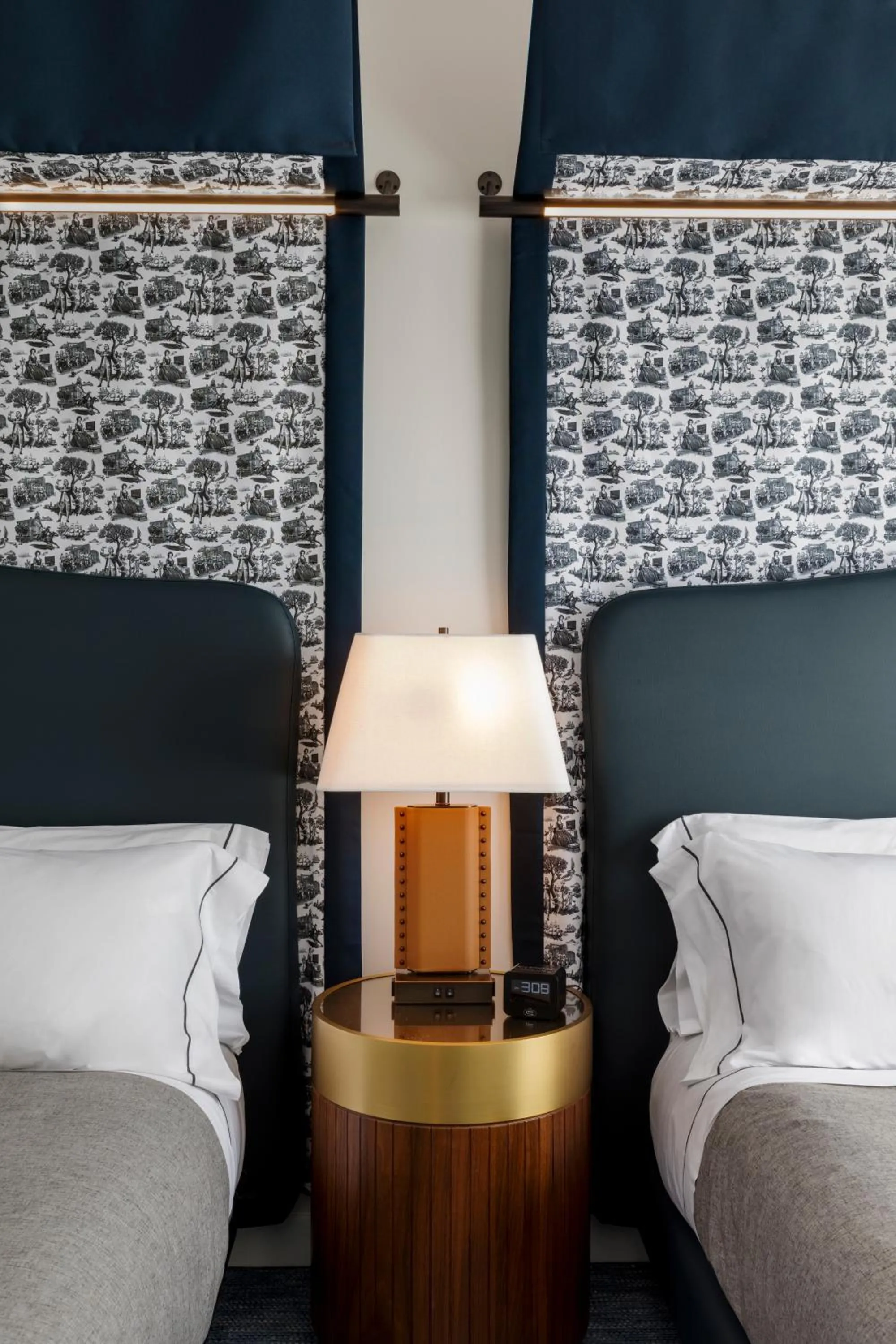 Bedroom, Bed in Canopy By Hilton Boston Downtown