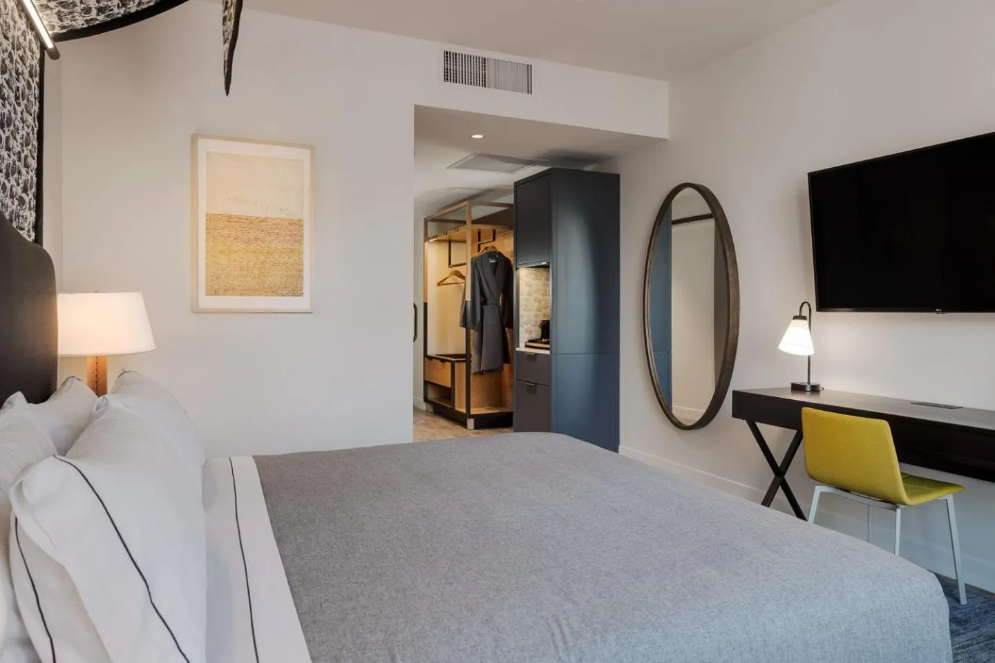 Photo of the whole room, Bed in Canopy By Hilton Boston Downtown