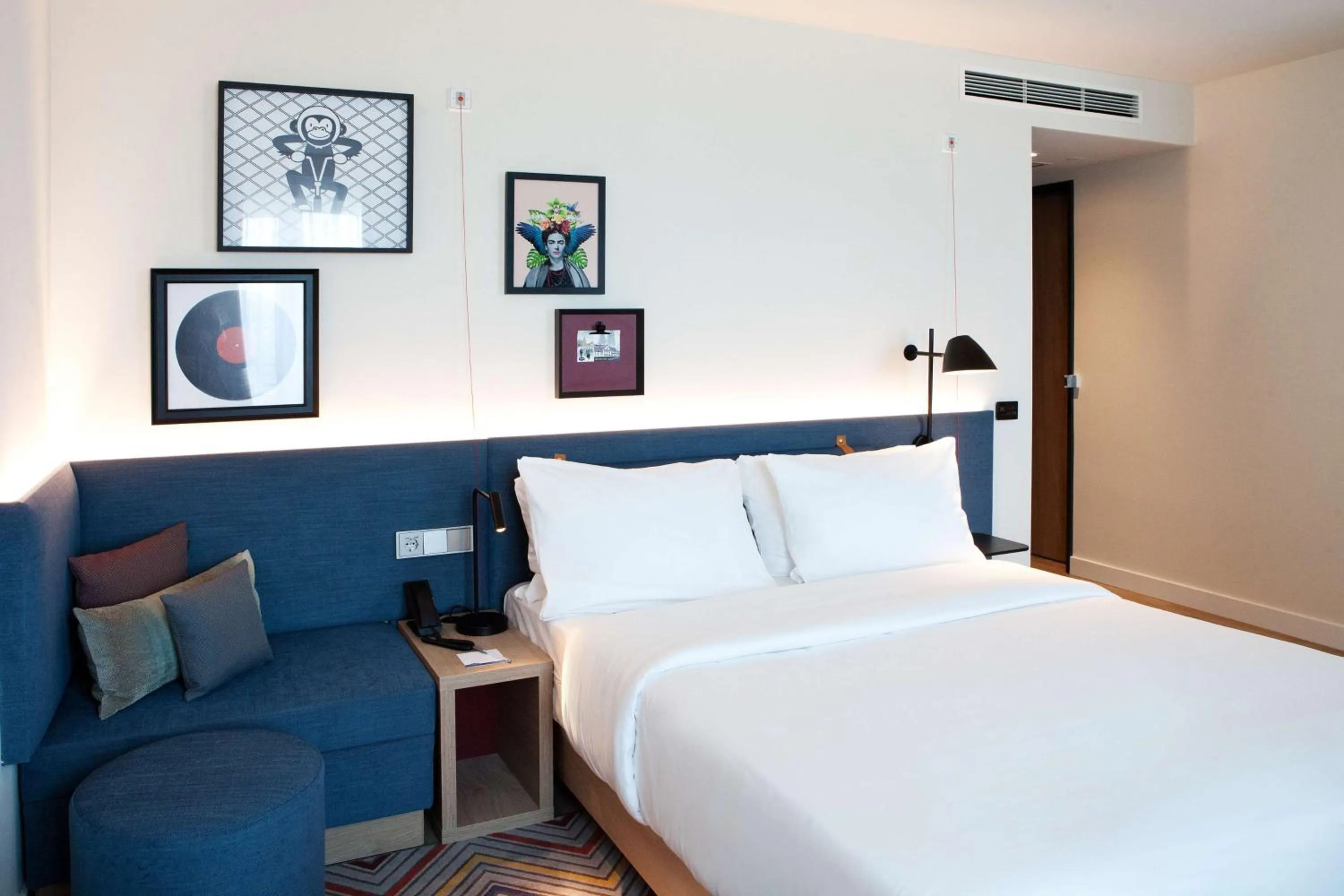 Living room, Bed in Hampton By Hilton Regensburg